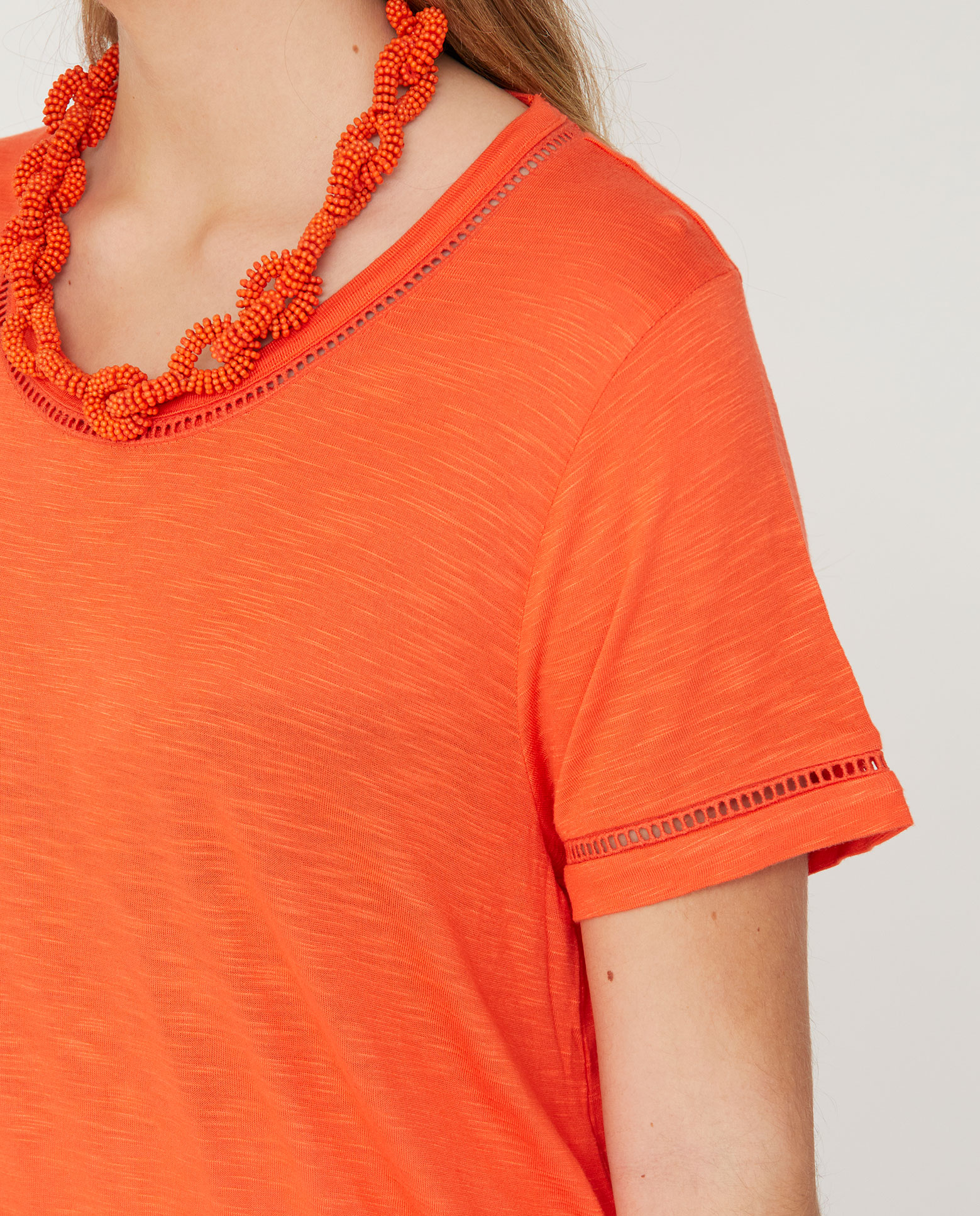 Camiseta de mujer escote pico con entredos - October - Coral Coral-3