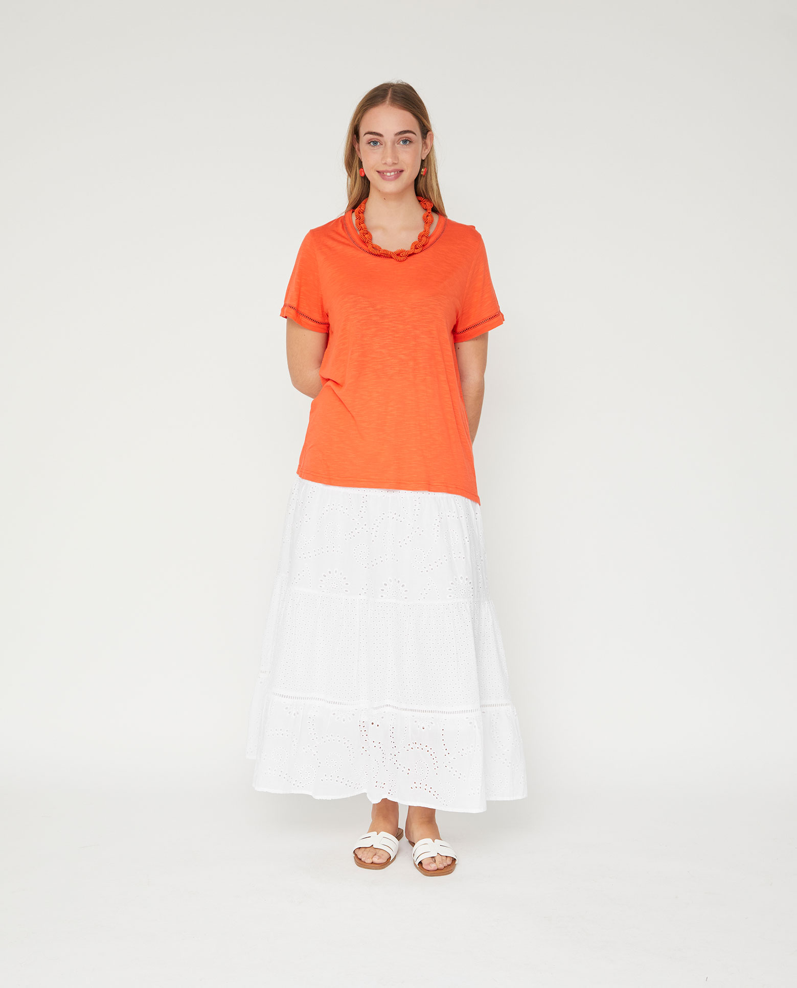 Camiseta de mujer escote pico con entredos - October - Coral Coral-4