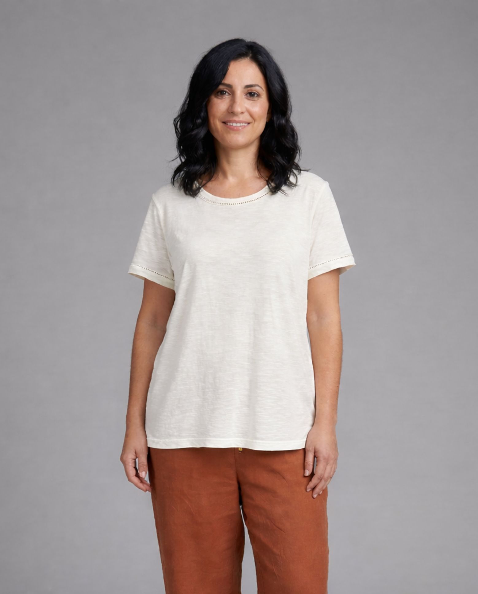 Camiseta de mujer escote pico con entredos - October - Blanco Blanco-1