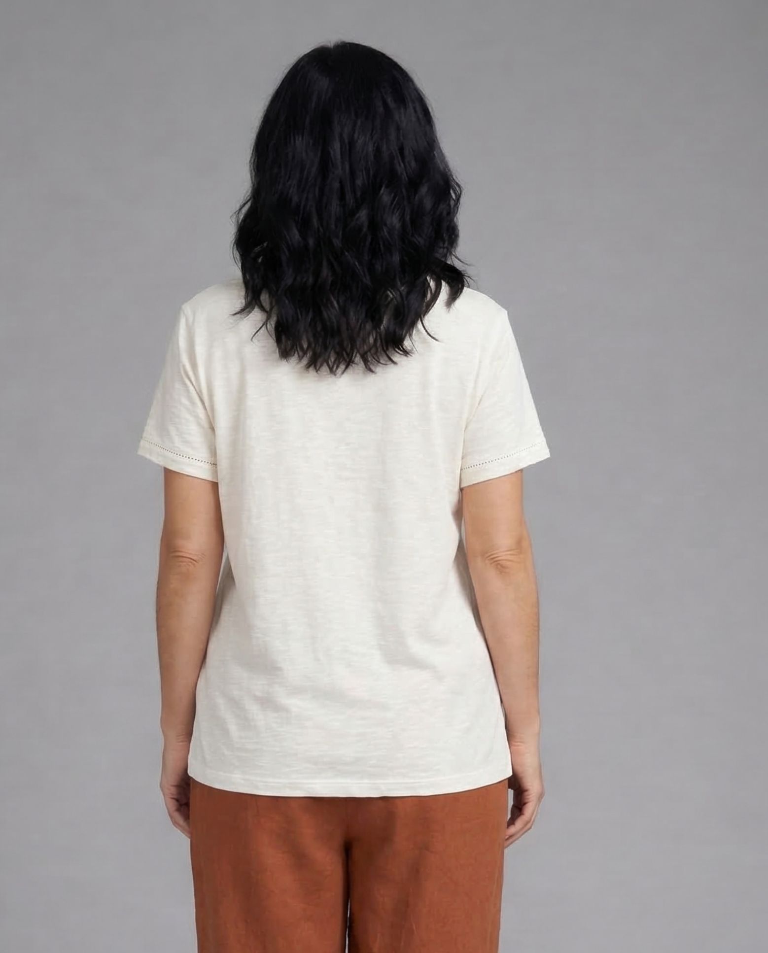 Camiseta de mujer escote pico con entredos - October - Blanco Blanco-2