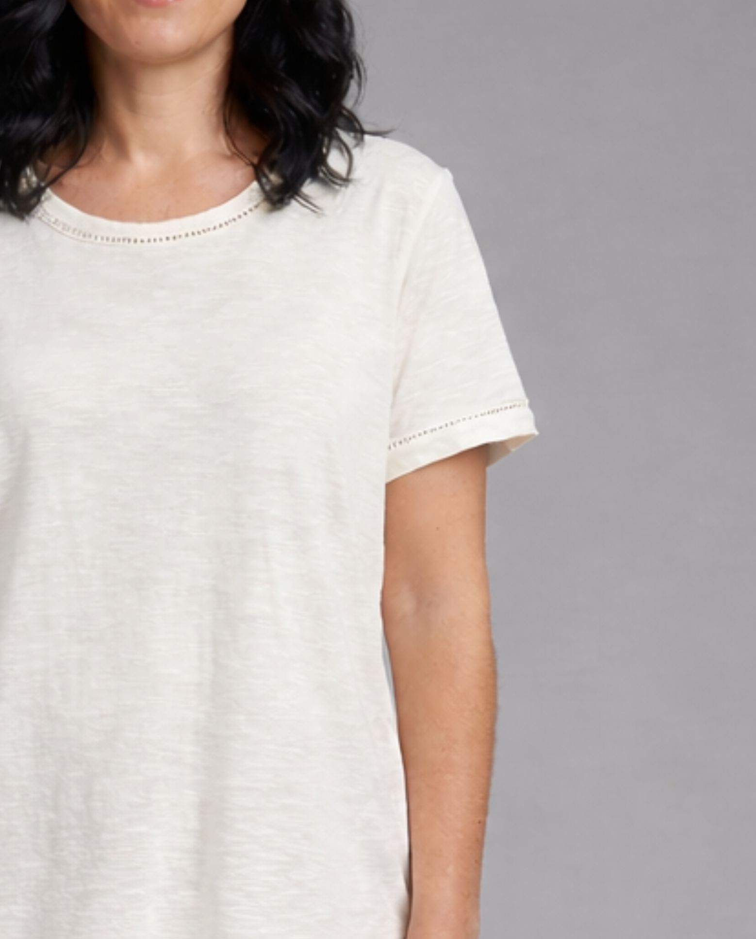 Camiseta de mujer escote pico con entredos - October - Blanco Blanco-3
