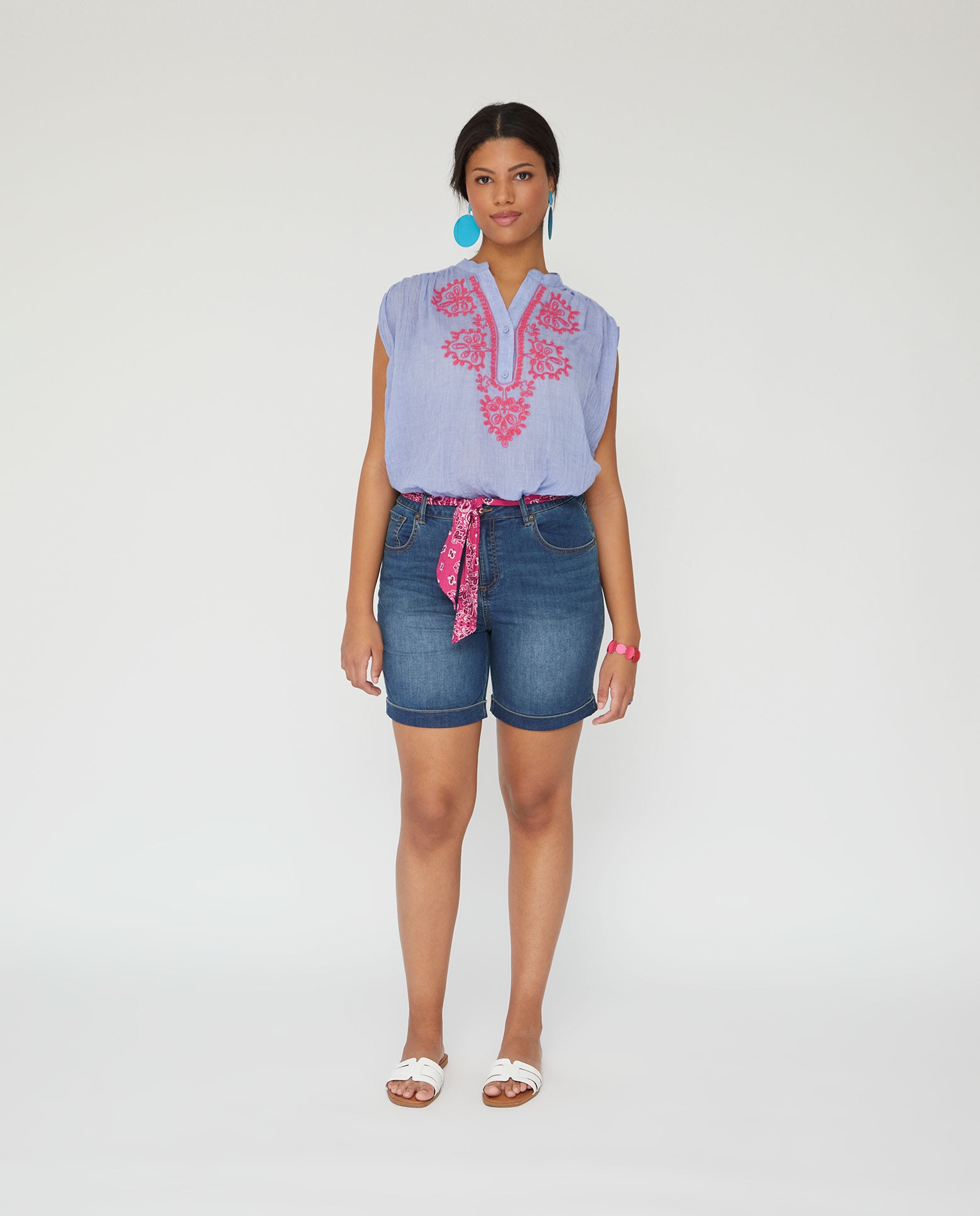 October - Bermuda de mujer denim con cinturon pañuelo.