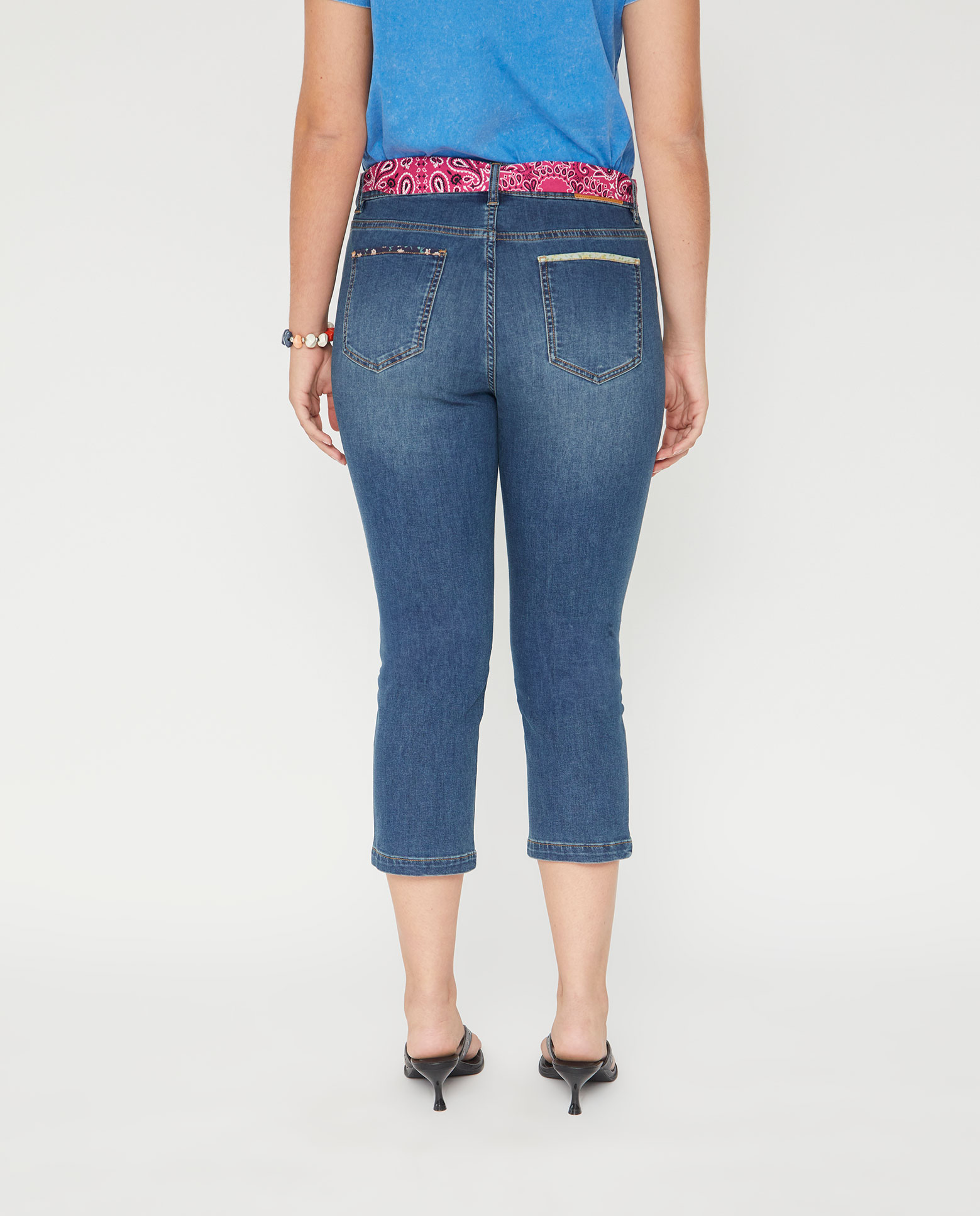 Pantalón denim de mujer capri con cinturon pañuelo - October - Azul Azul-2