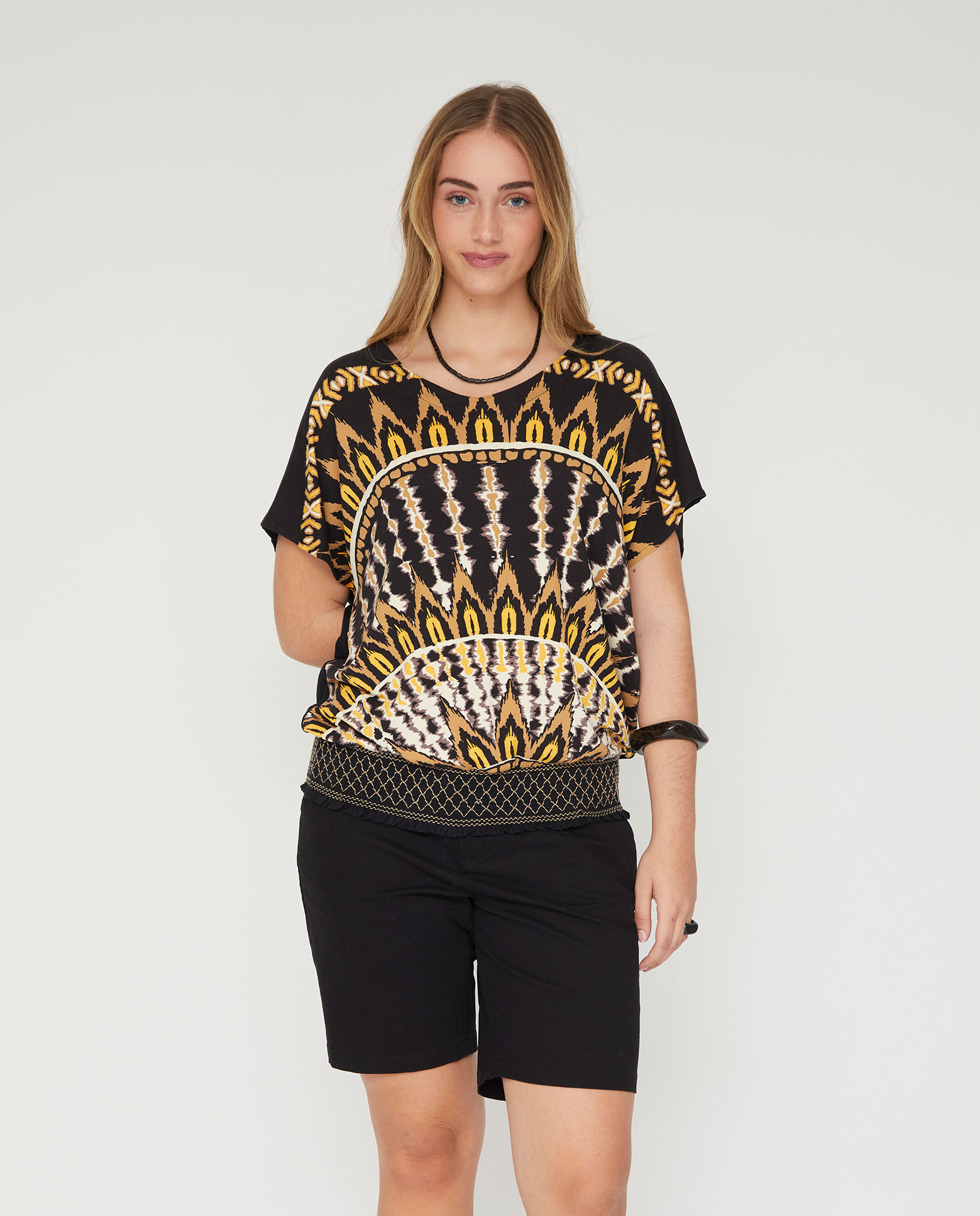 Camiseta escote pico con estampado mandala - October - Negro Negro-1
