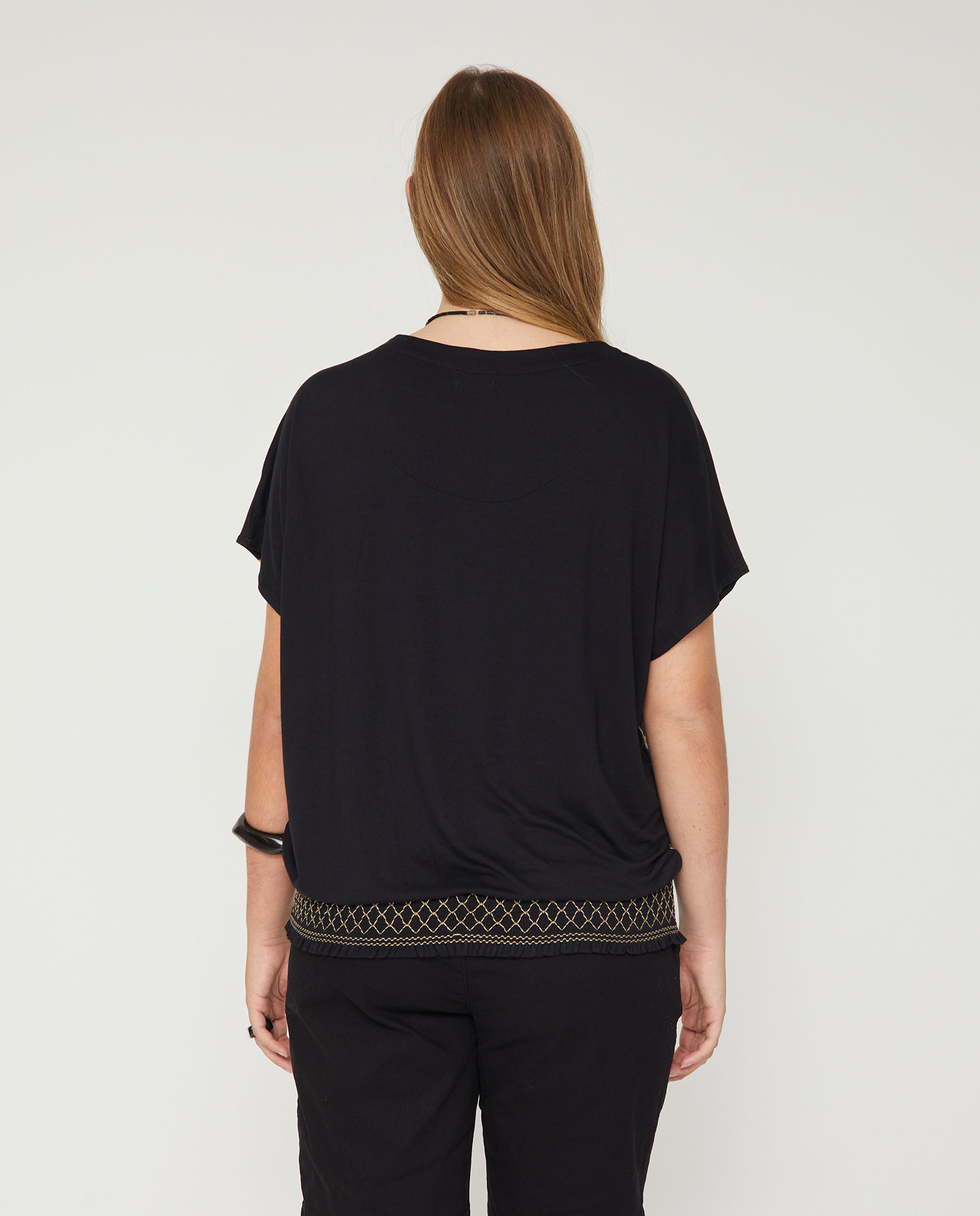 Camiseta escote pico con estampado mandala - October - Negro Negro-2