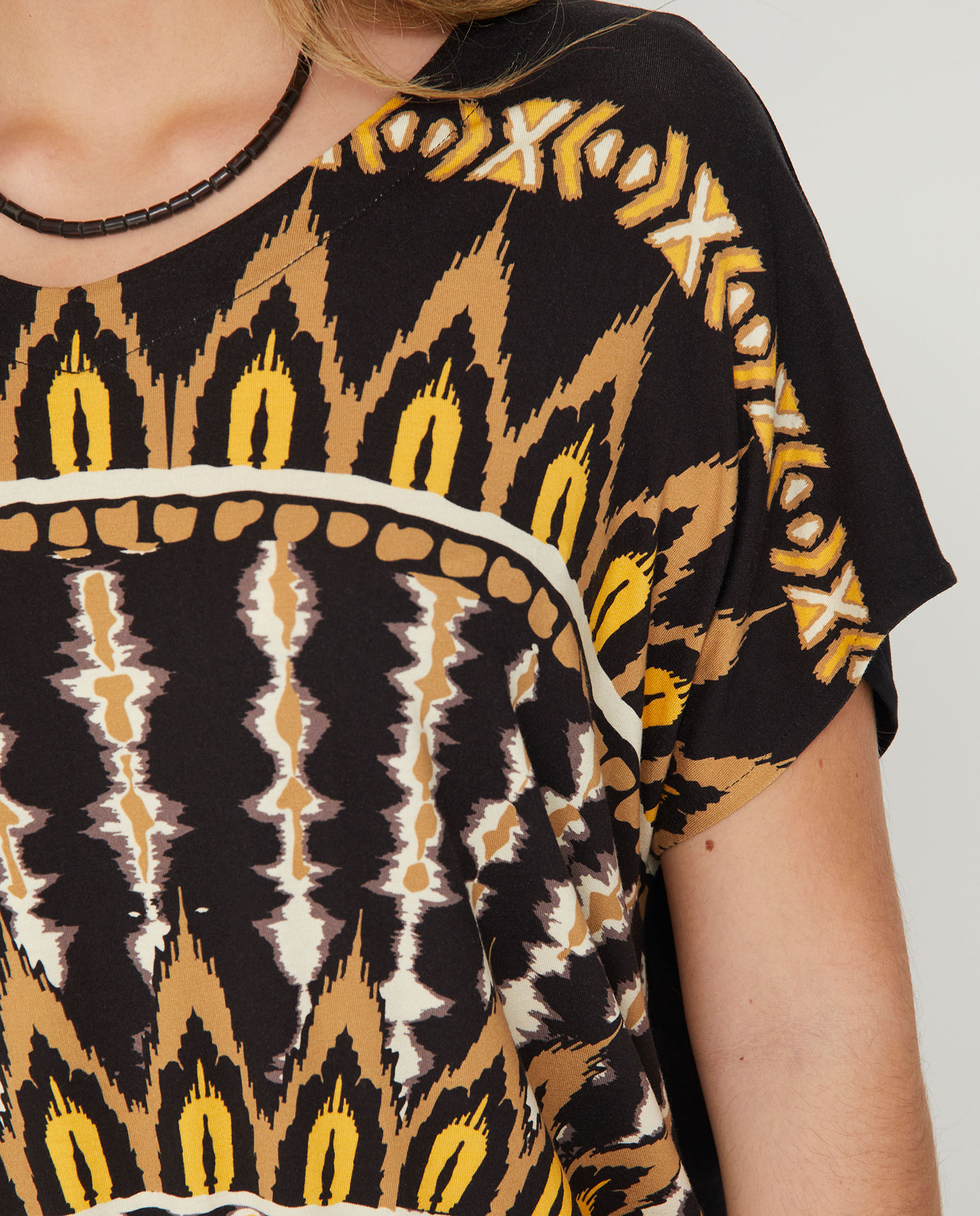 Camiseta escote pico con estampado mandala - October - Negro Negro-3