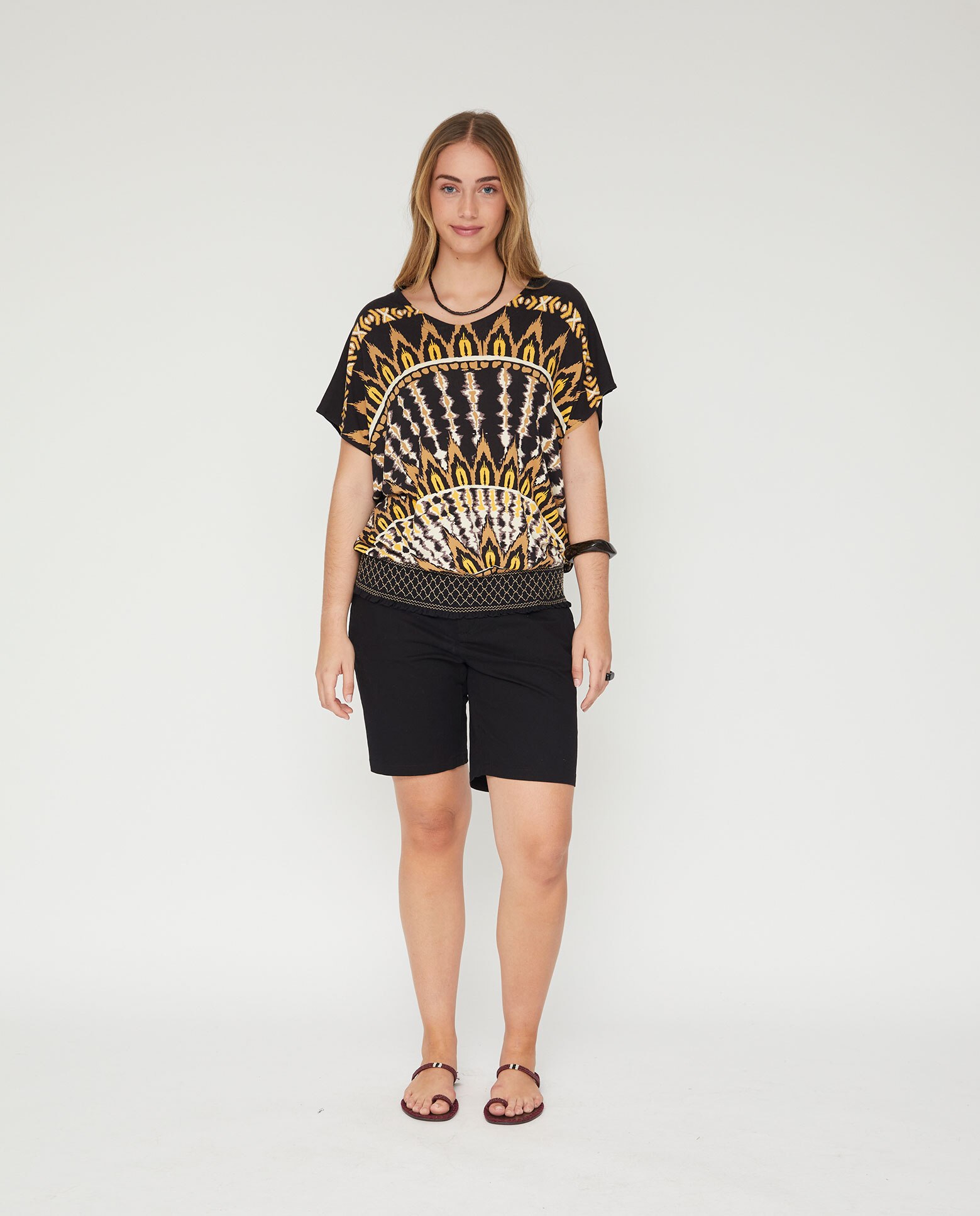 Camiseta escote pico con estampado mandala - October - Negro Negro-4