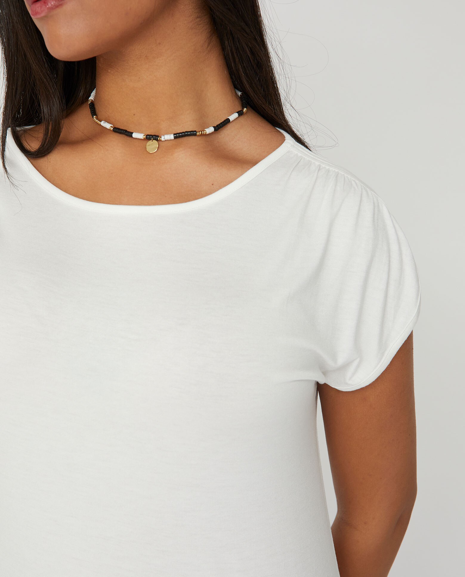 Camiseta de mujer hombro fruncido - October - Crudo Crudo-3