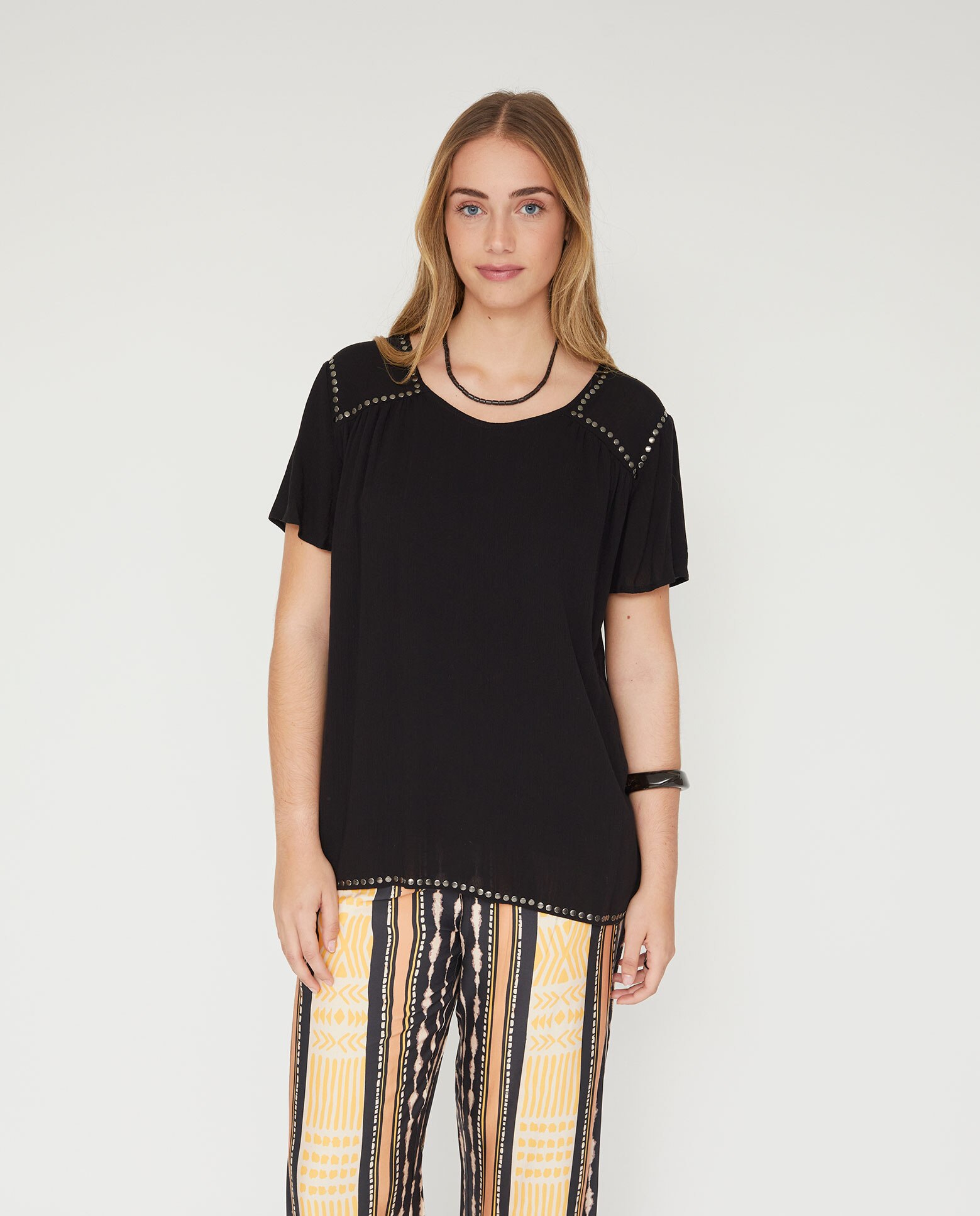 Blusa bambula escote pico con tachas - October - Negro Negro-1