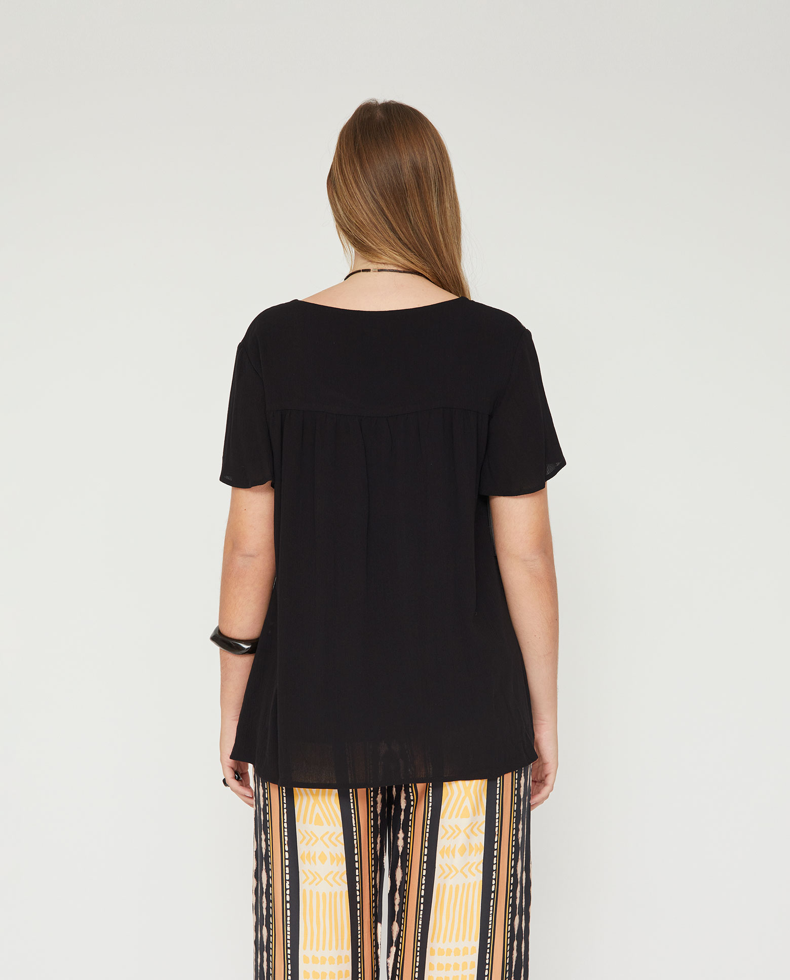 Blusa bambula escote pico con tachas - October - Negro Negro-2