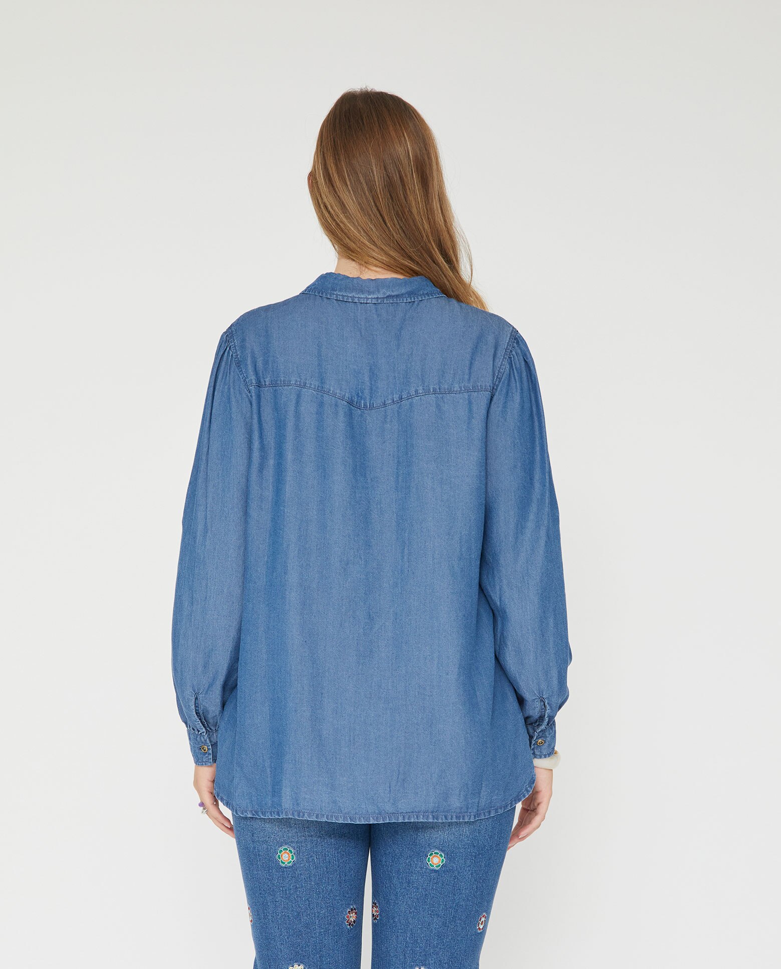 Blusa de mujer tencel con canesu delantero y manga ajustable - October - Azul denim Azul denim-2