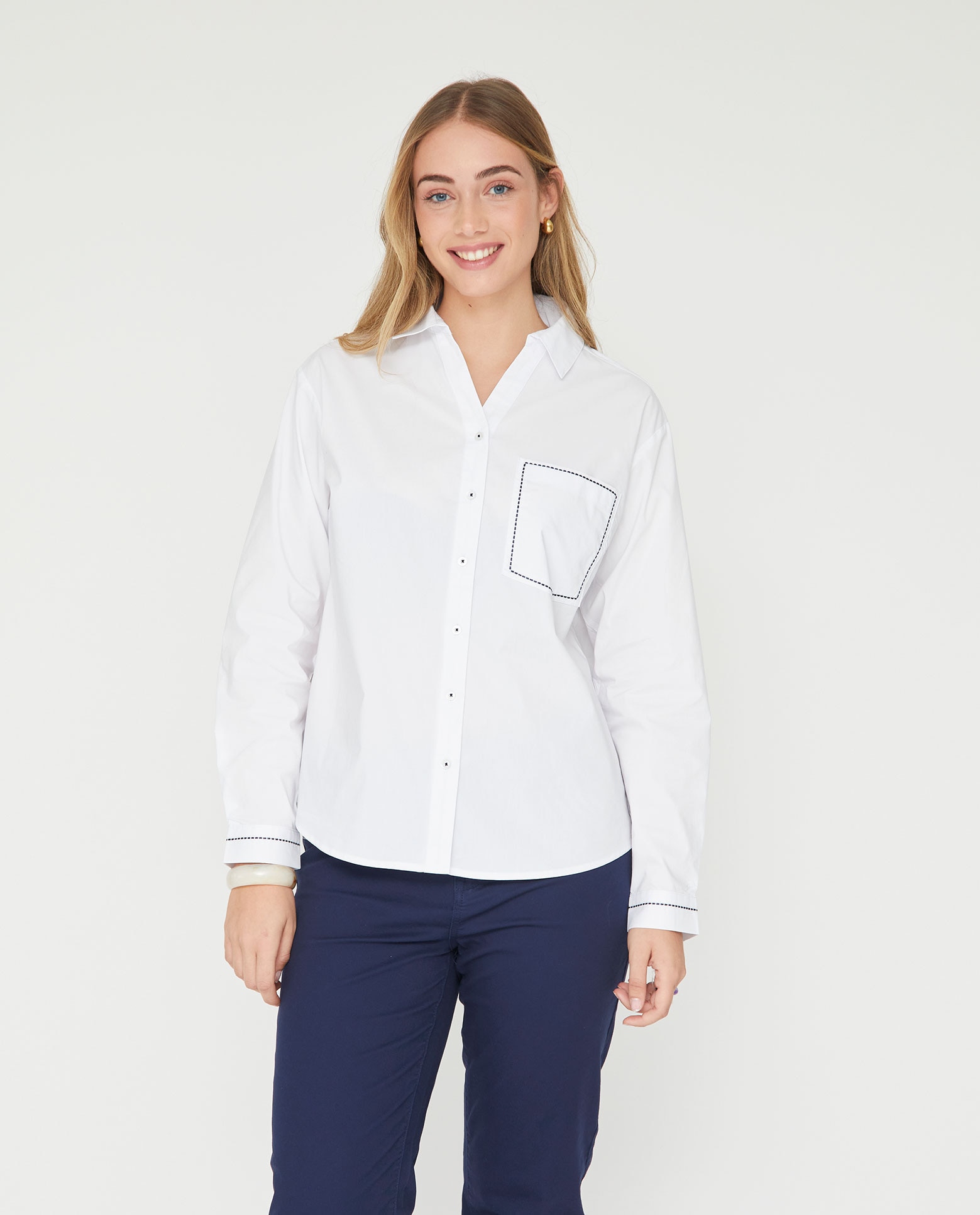 Blusa de mujer popelin con puntadas decorativas en color de contraste - October - Blanco Blanco-1