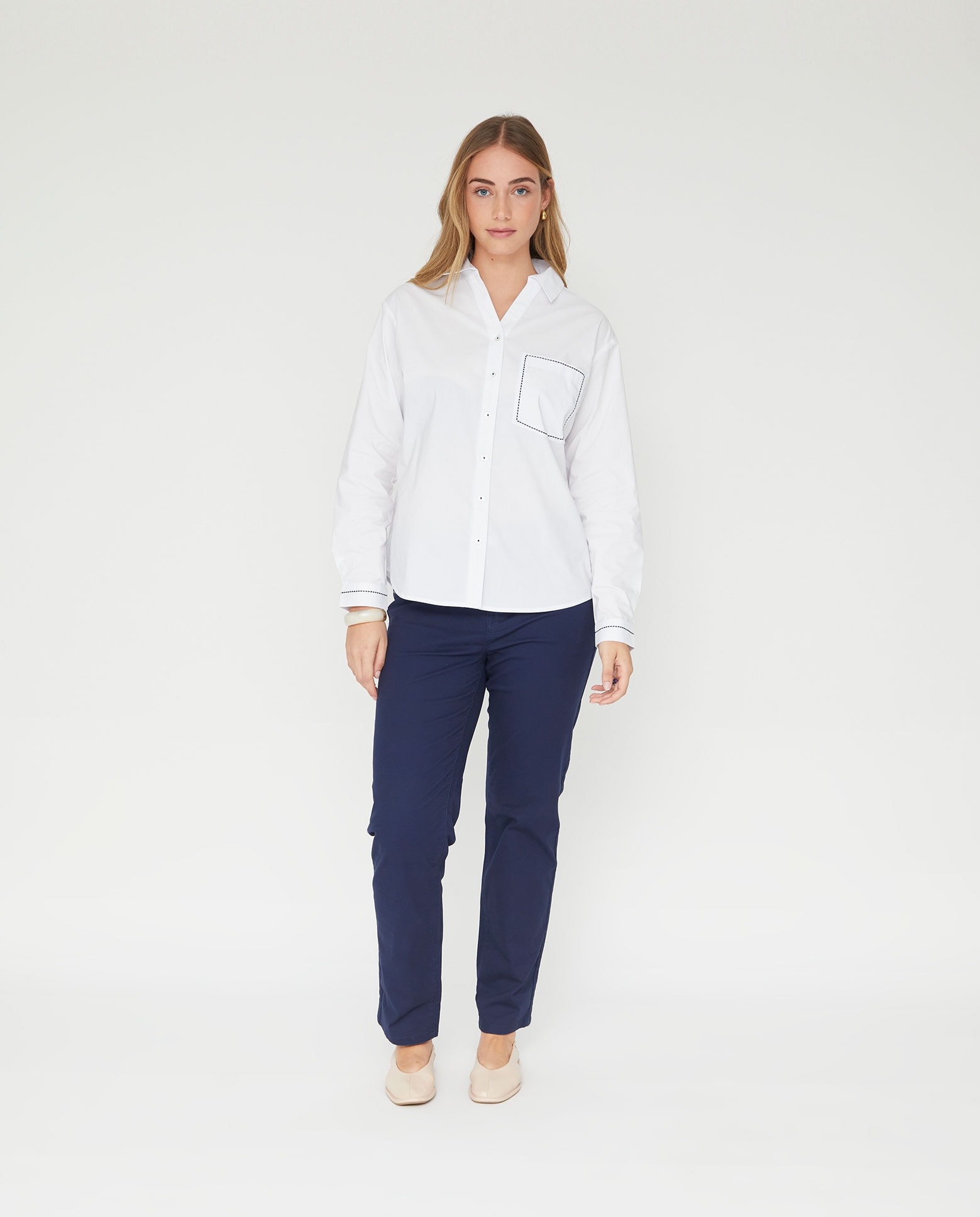 Blusa de mujer popelin con puntadas decorativas en color de contraste - October - Blanco Blanco-4