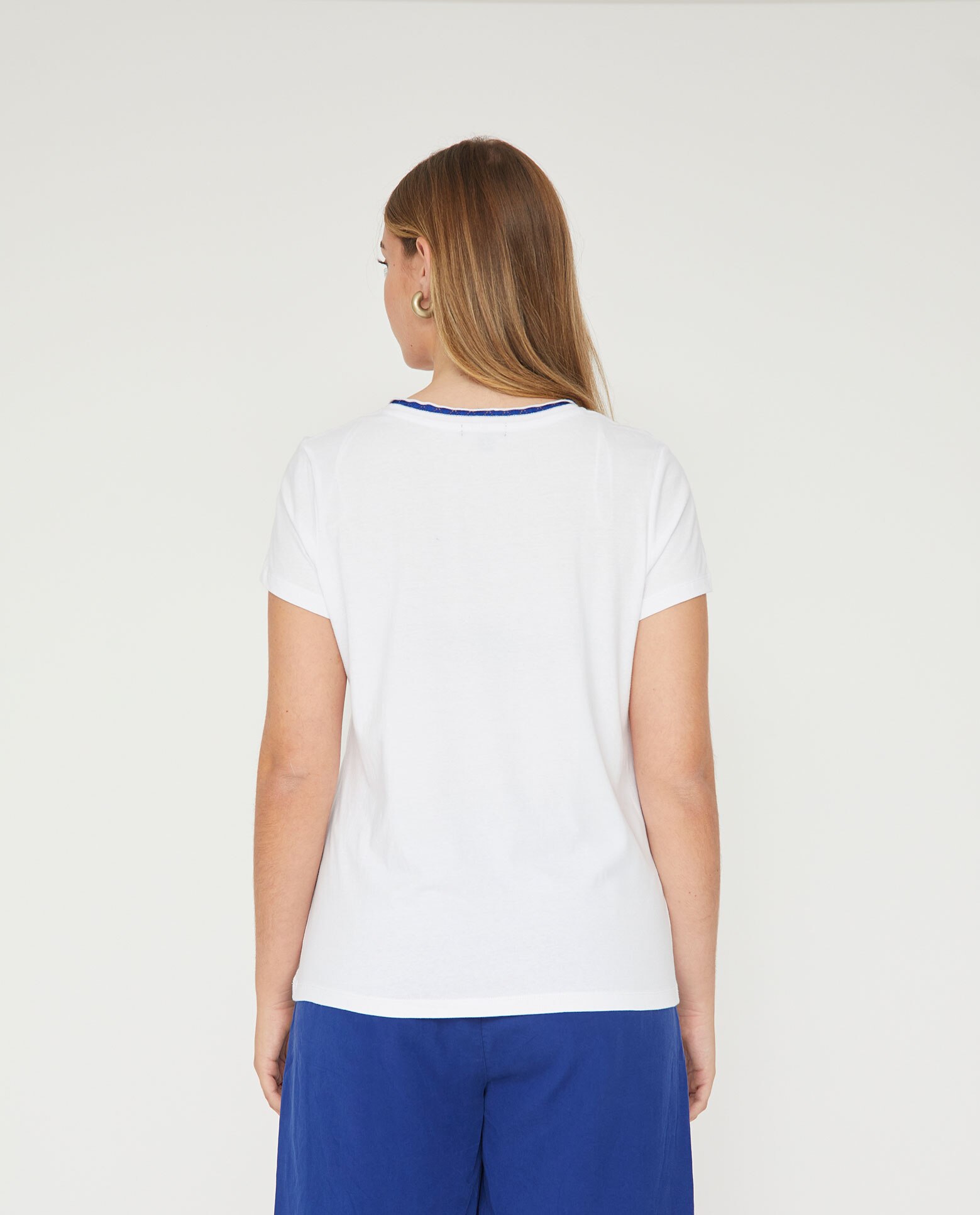 Camiseta de mujer cuello pico manga corta estampado posicional - October - Blanco Blanco-2