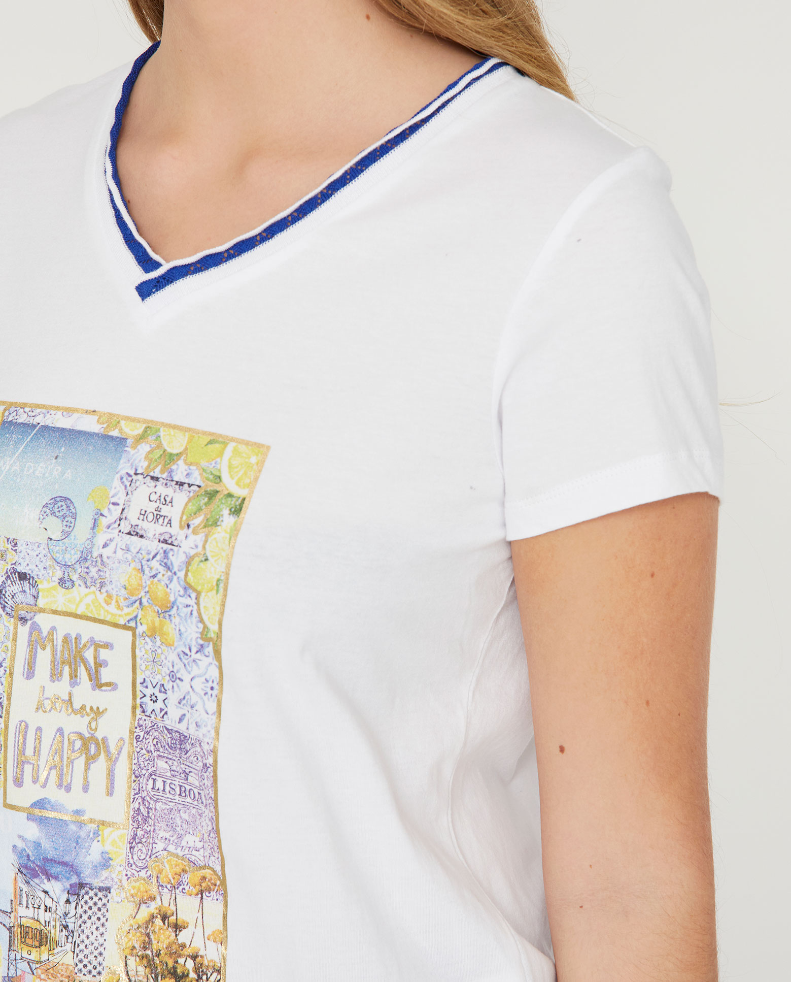 Camiseta de mujer cuello pico manga corta estampado posicional - October - Blanco Blanco-3