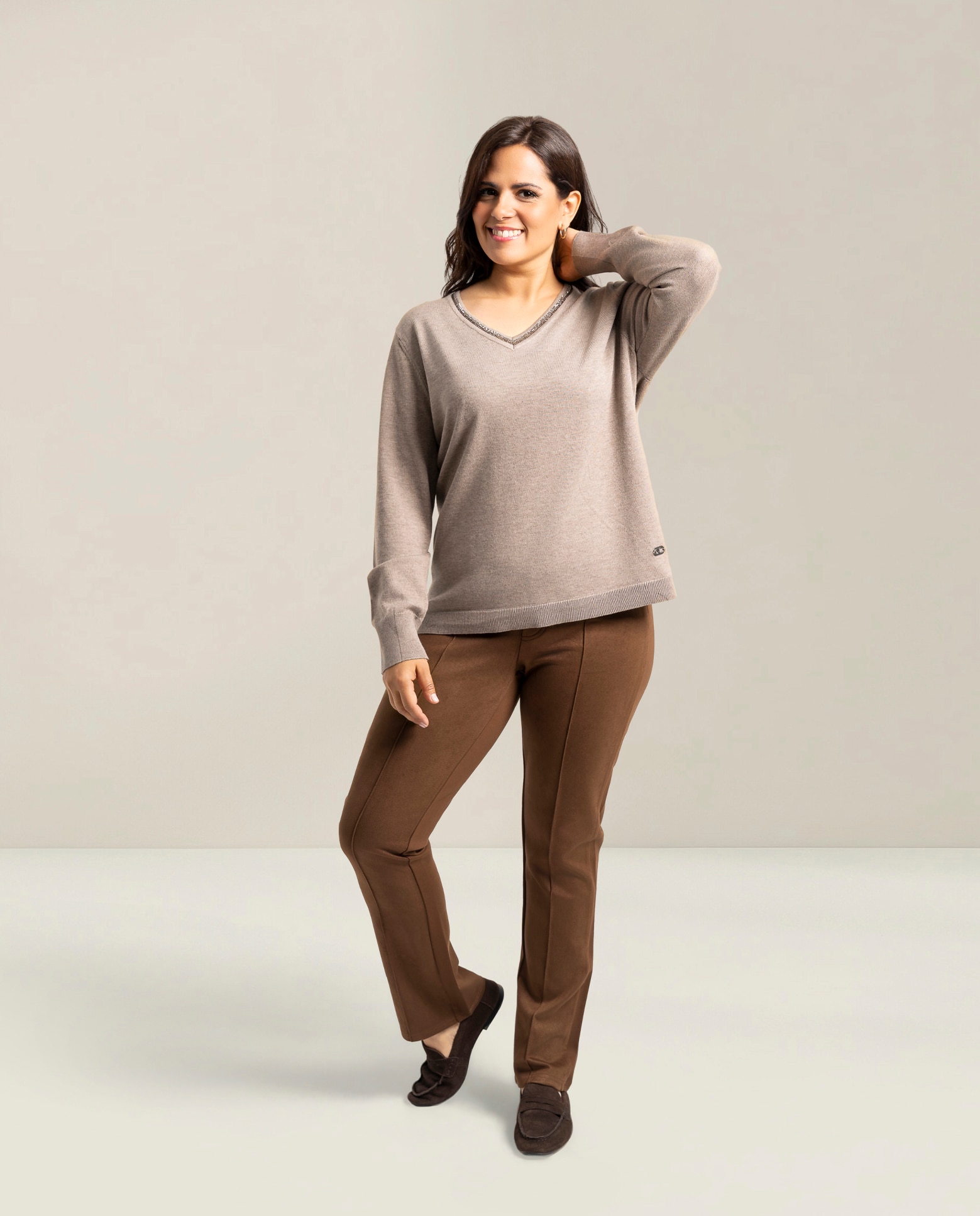 Jersey escote pico con detalle de strass - October - Tostado Tostado-4