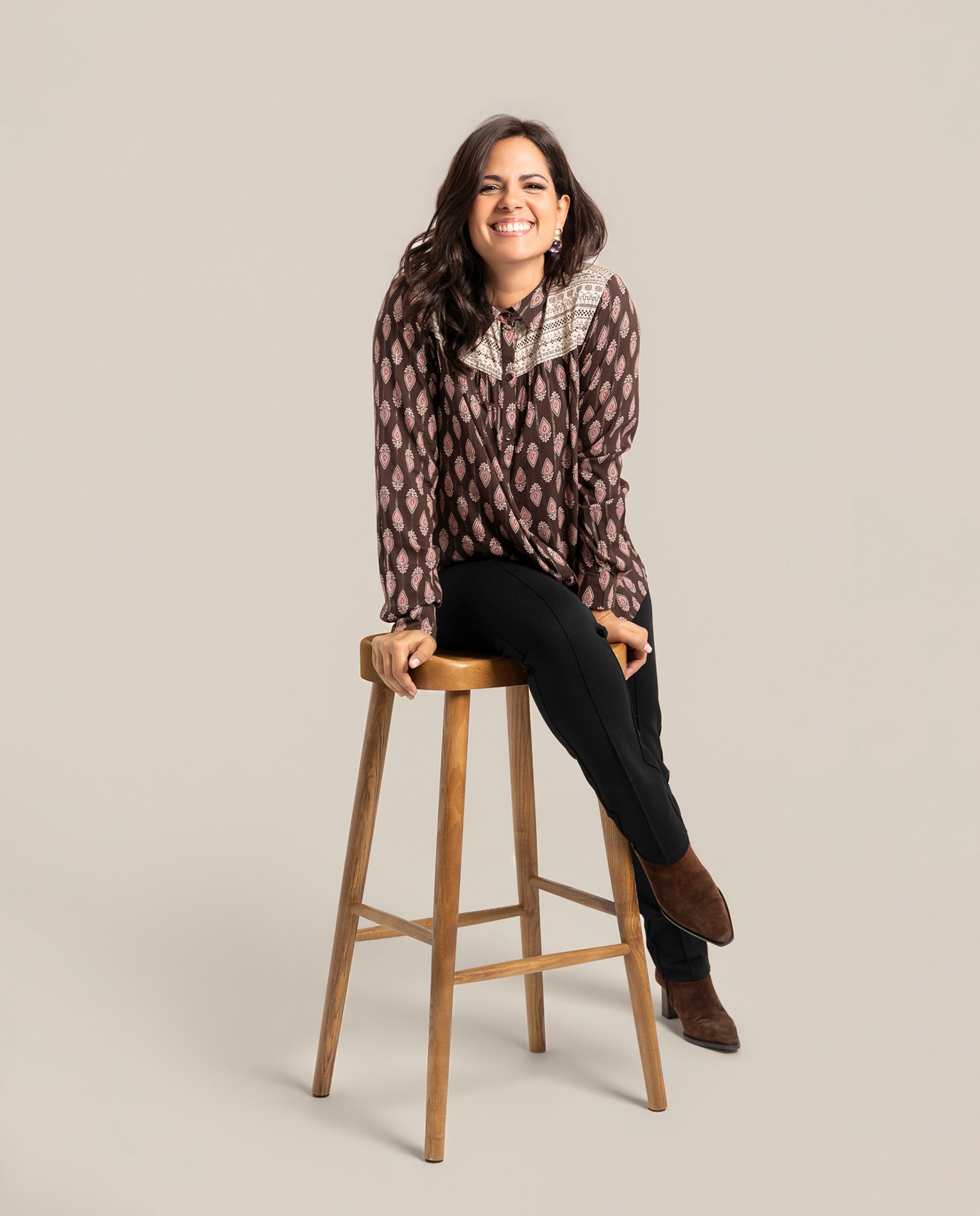Imagen 0 de Blusa estampada con contrastes cuello solapa Marrón