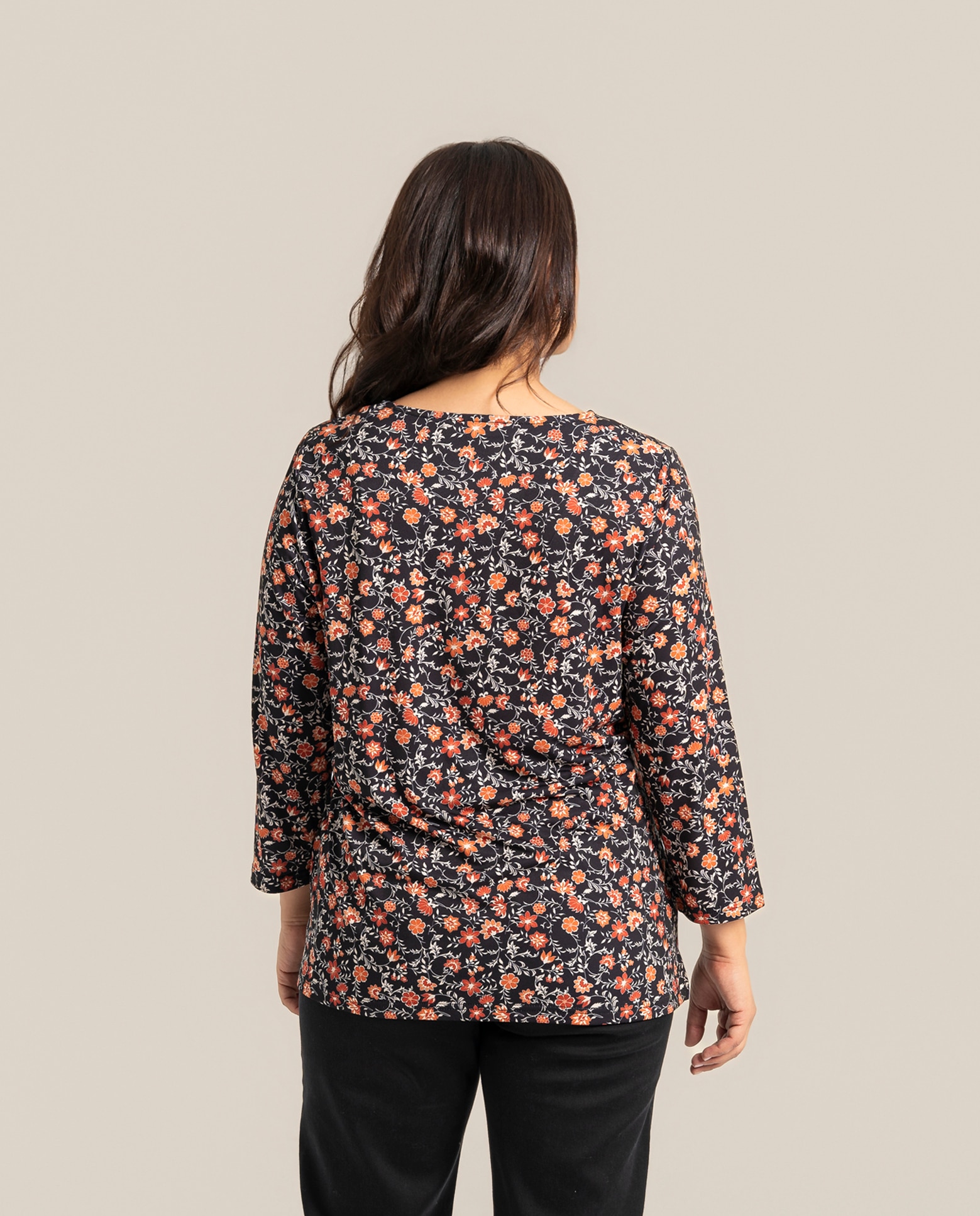 Camiseta estampada con fantasia en escote - October - Negro Negro-2