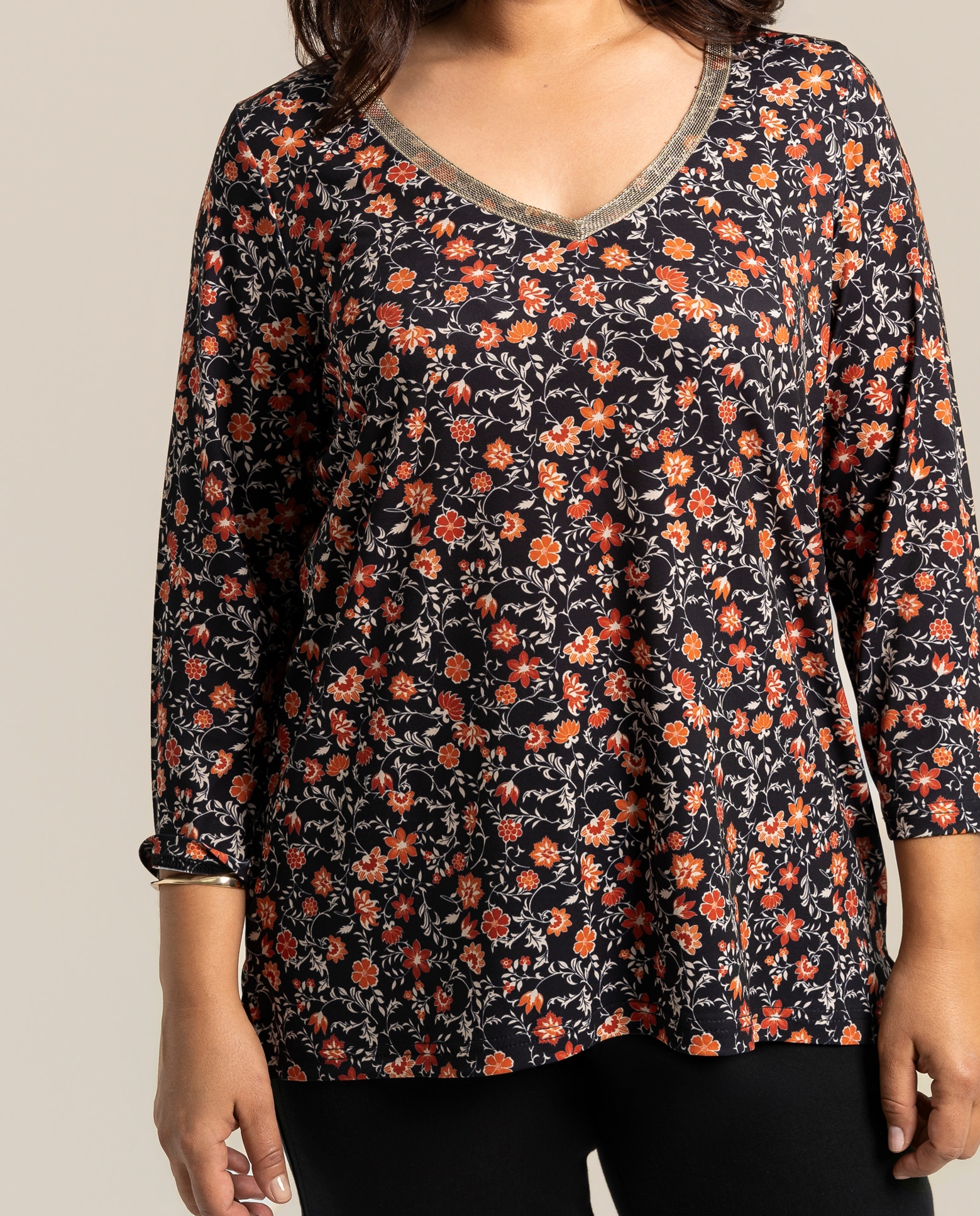 Camiseta estampada con fantasia en escote - October - Negro Negro-3