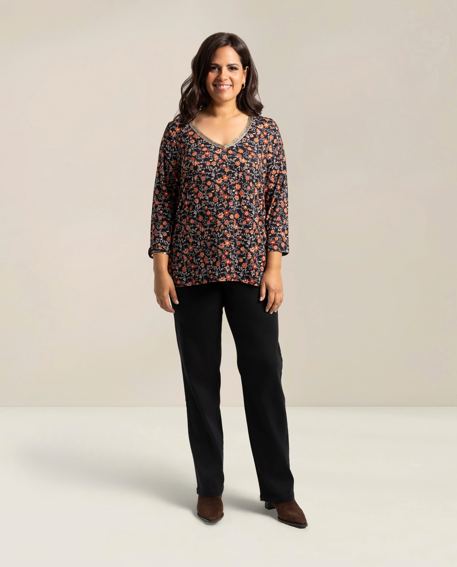 Camiseta estampada con fantasia en escote - October - Negro Negro-4