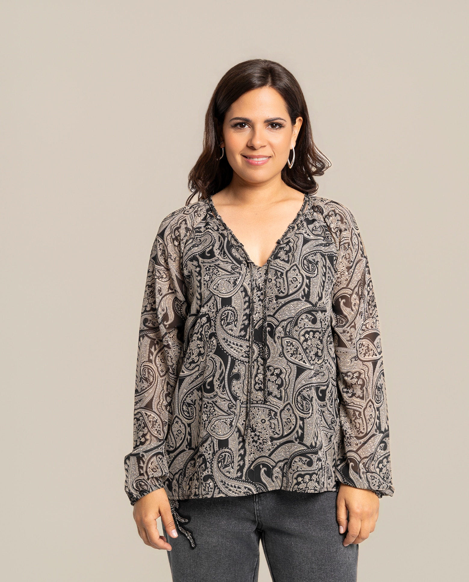 Imagen 0 de Blusa estampada con escote en pico Negro