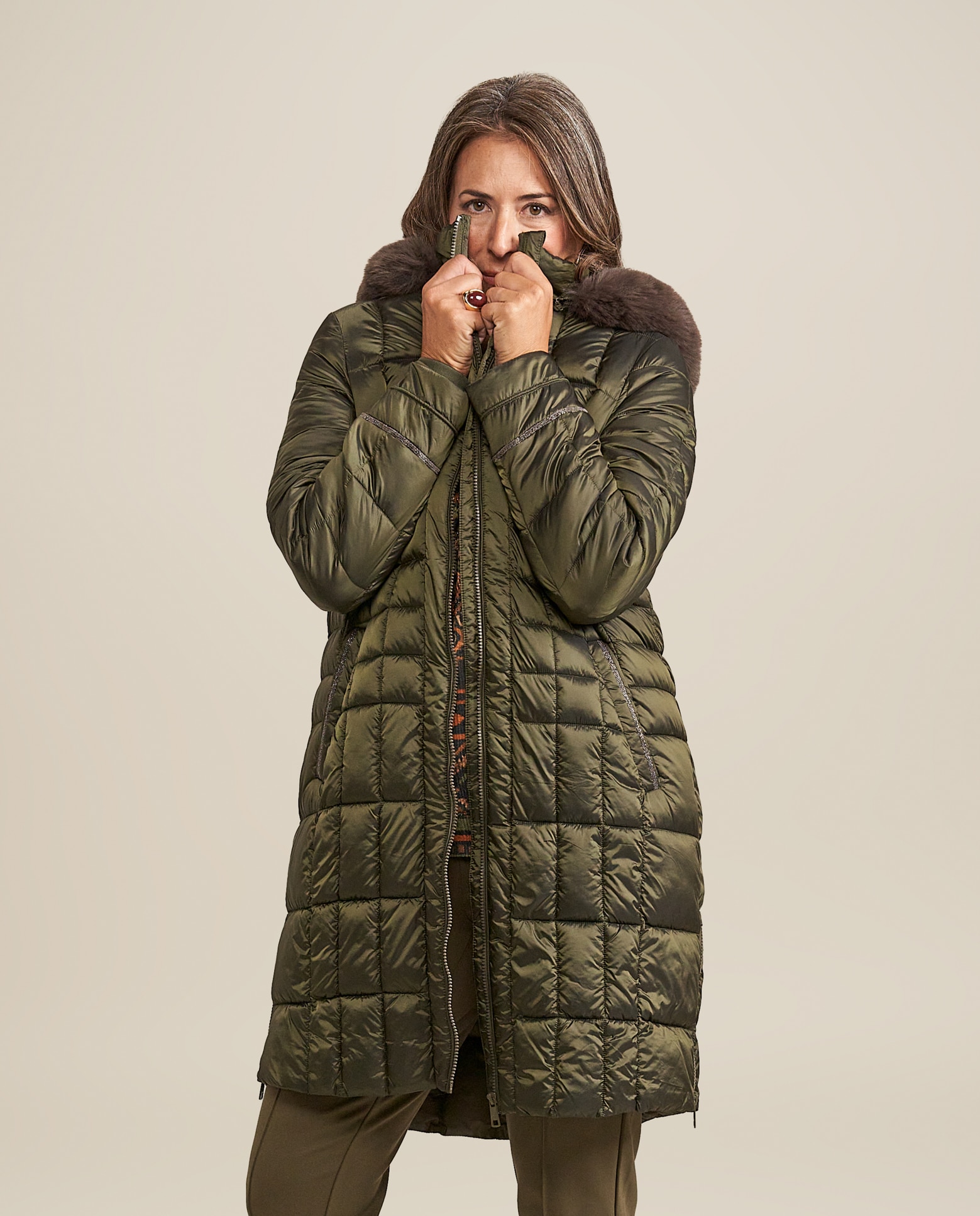 Imagen 1 de Parka larga con capucha y detalle de cadena Verde militar