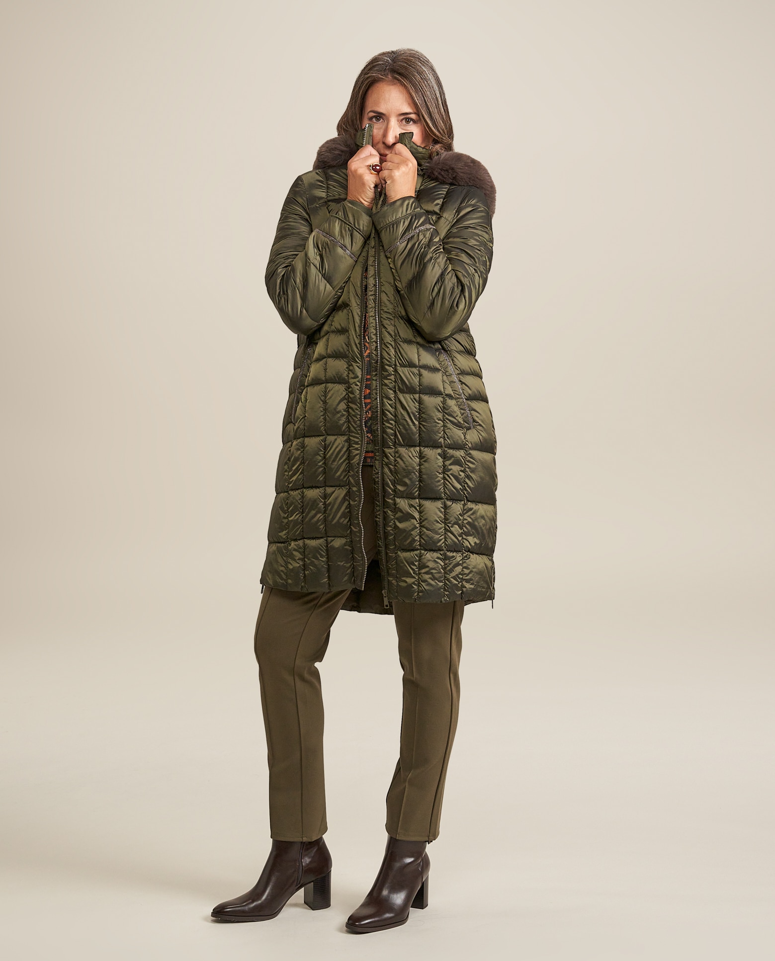 Imagen 4 de Parka larga con capucha y detalle de cadena - October - Verde militar Verde militar