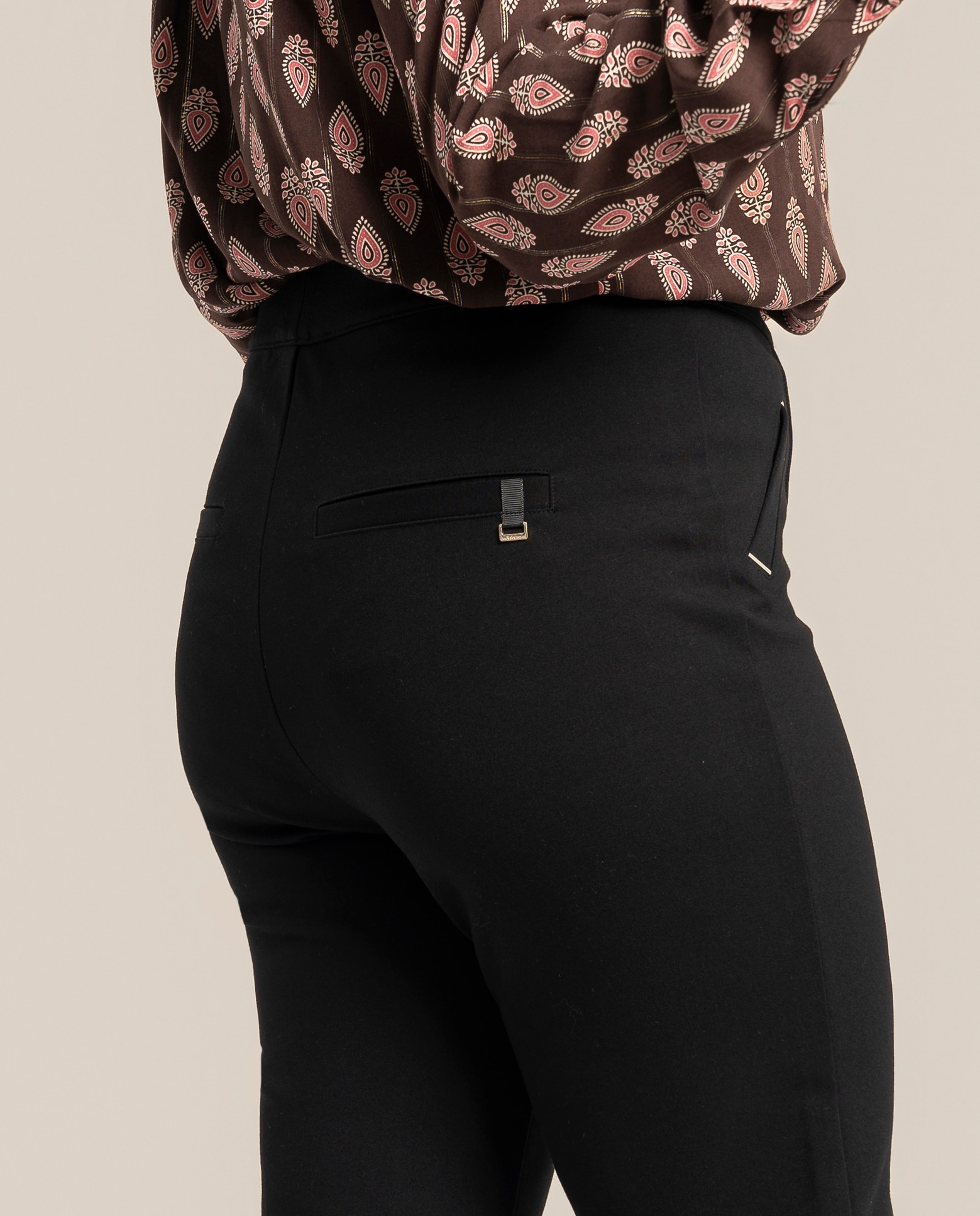 Legging basico cinco bolsillos y detalle de strass - October - Negro Negro-3