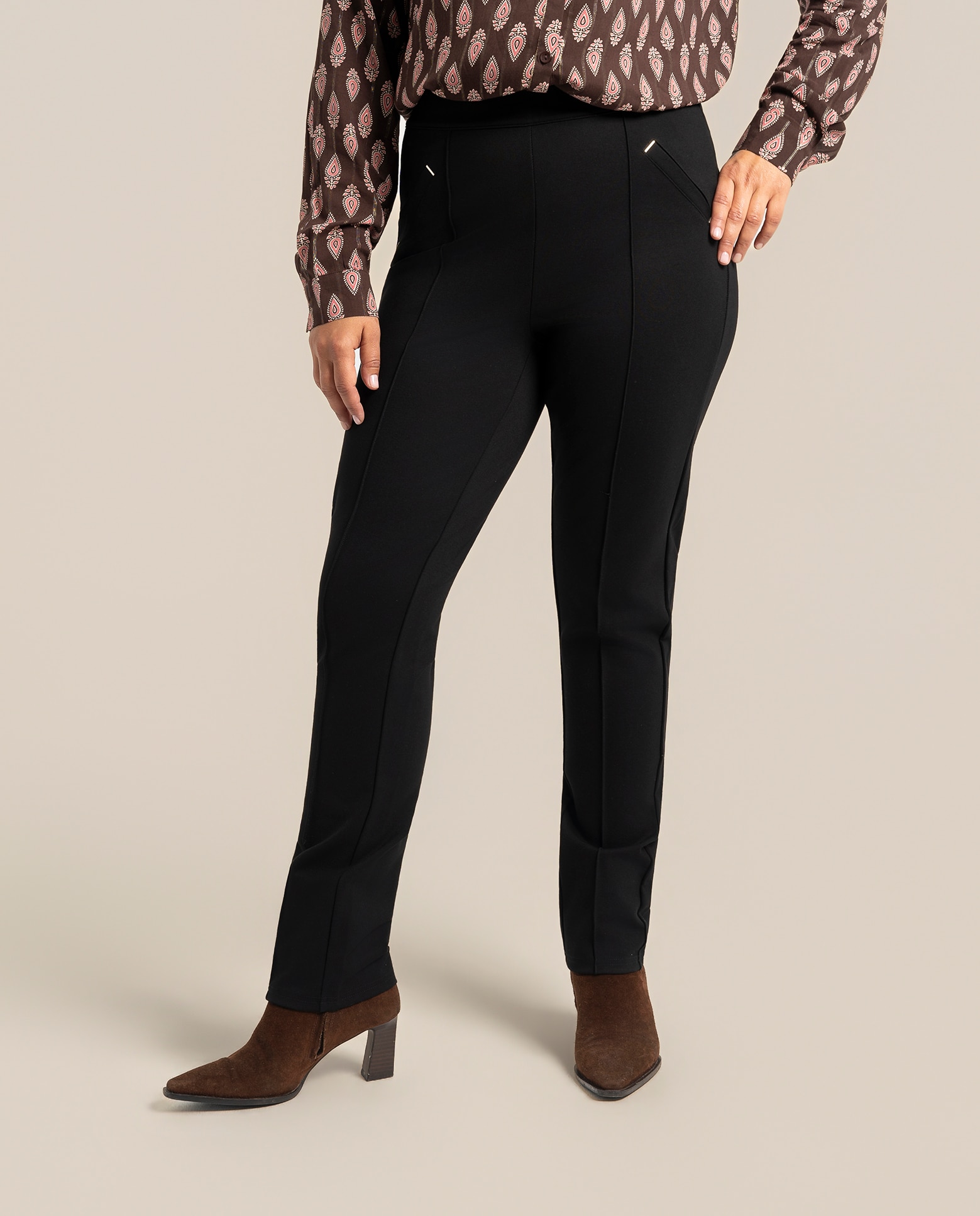 Legging basico cinco bolsillos y detalle de strass - October - Negro Negro-4
