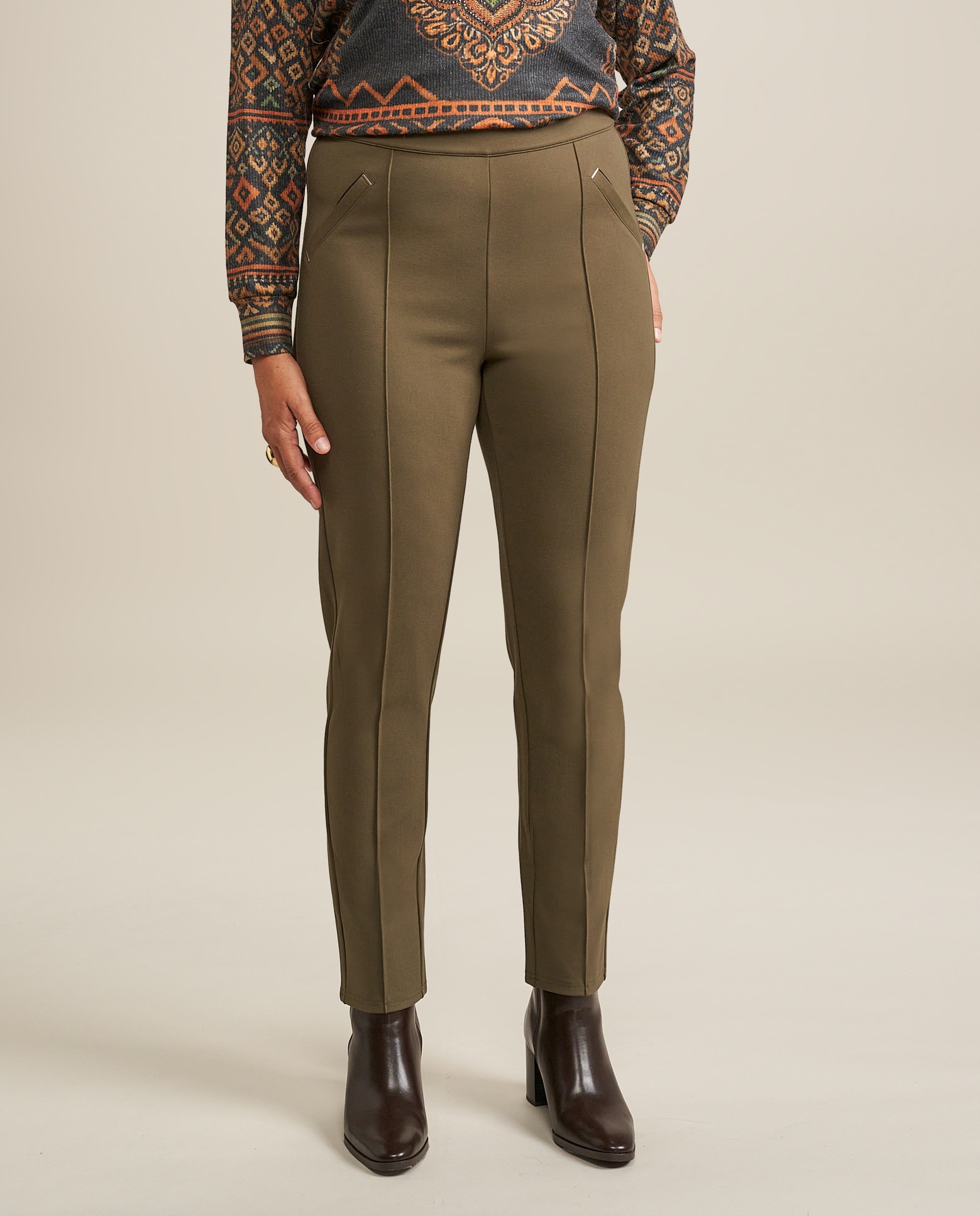 Imagen 4 de Legging basico ajustado con detalle en bolsillos - October - Verde militar Verde militar