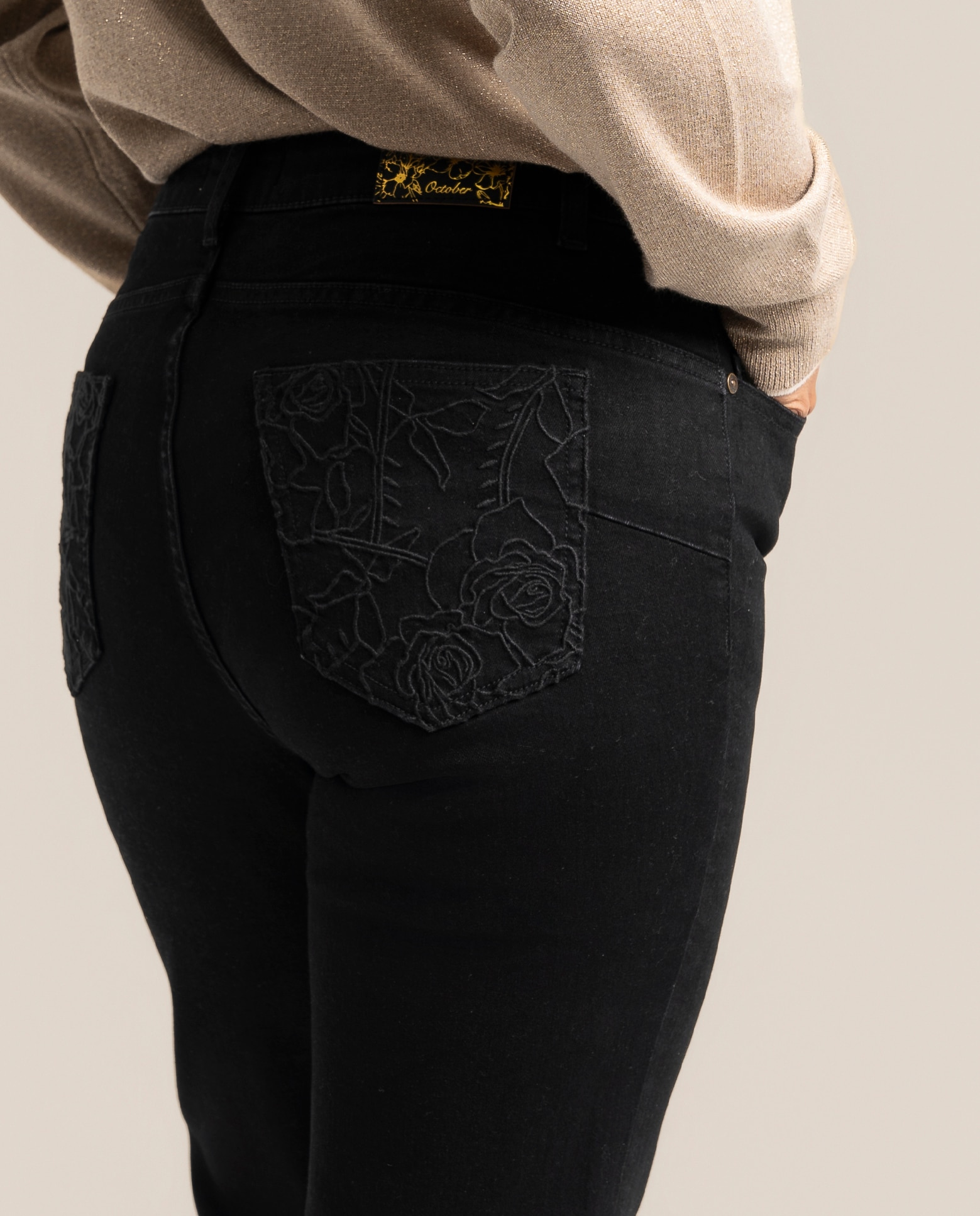Vaquero negro push up con bolsillos bordados al tono - October - Negro Negro-3
