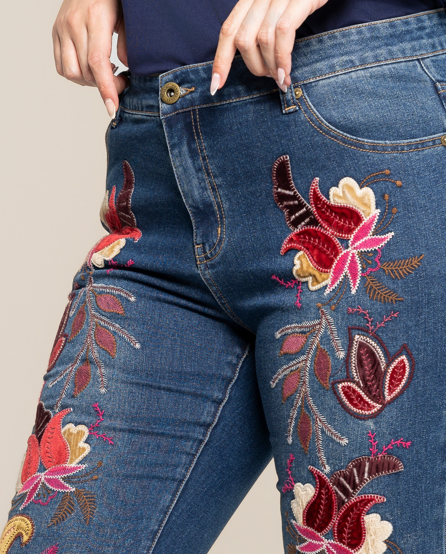 Pantalon denim con bordados y parches - October - Azul Azul-3