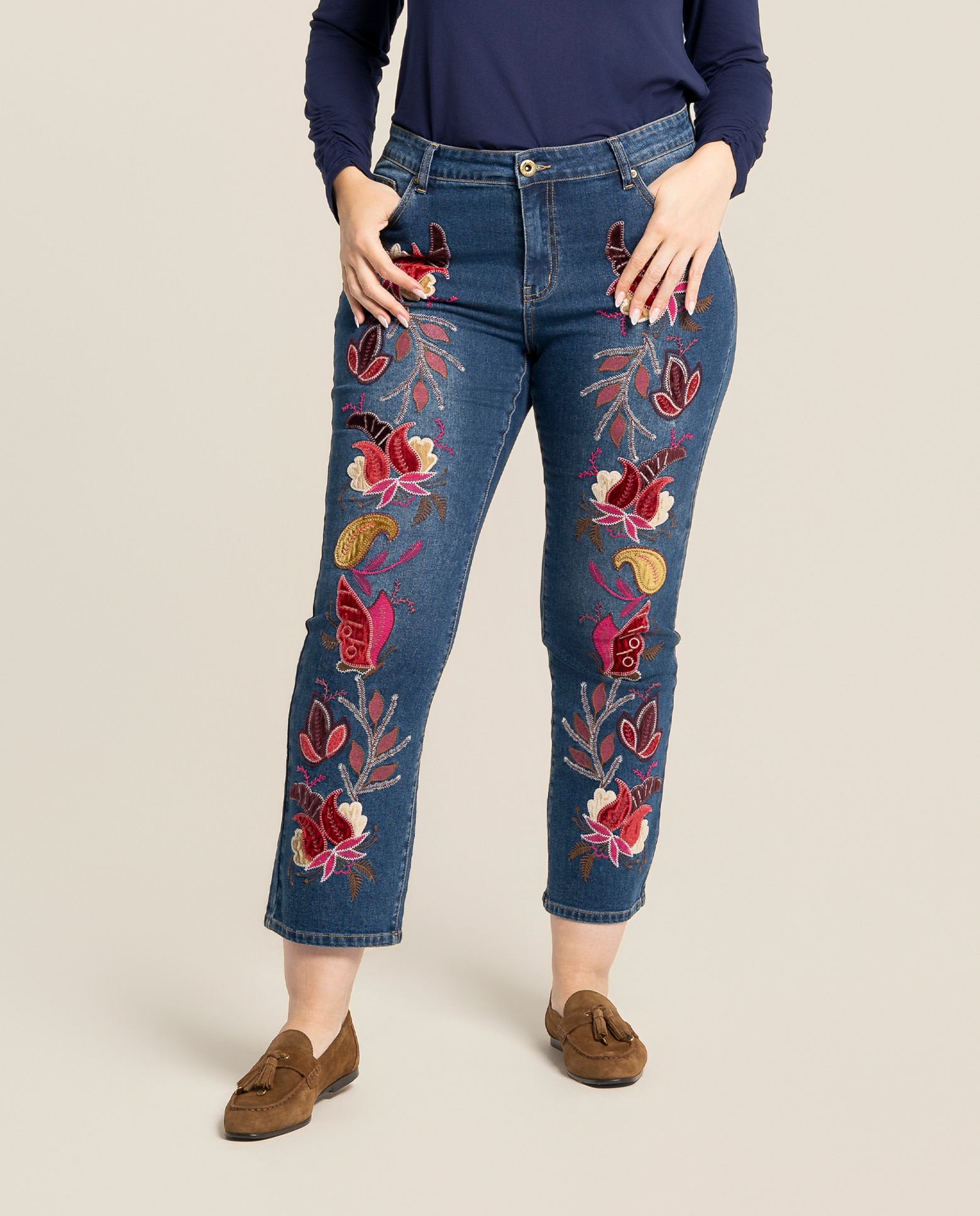 Pantalon denim con bordados y parches - October - Azul Azul-4