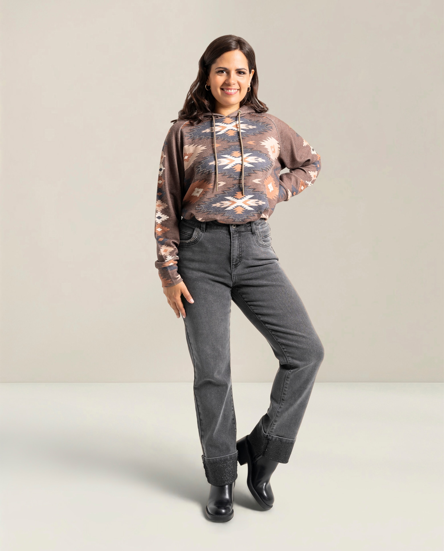 Pantalon vaquero bajo vuelto y detalles en strass - October - Gris Gris-1