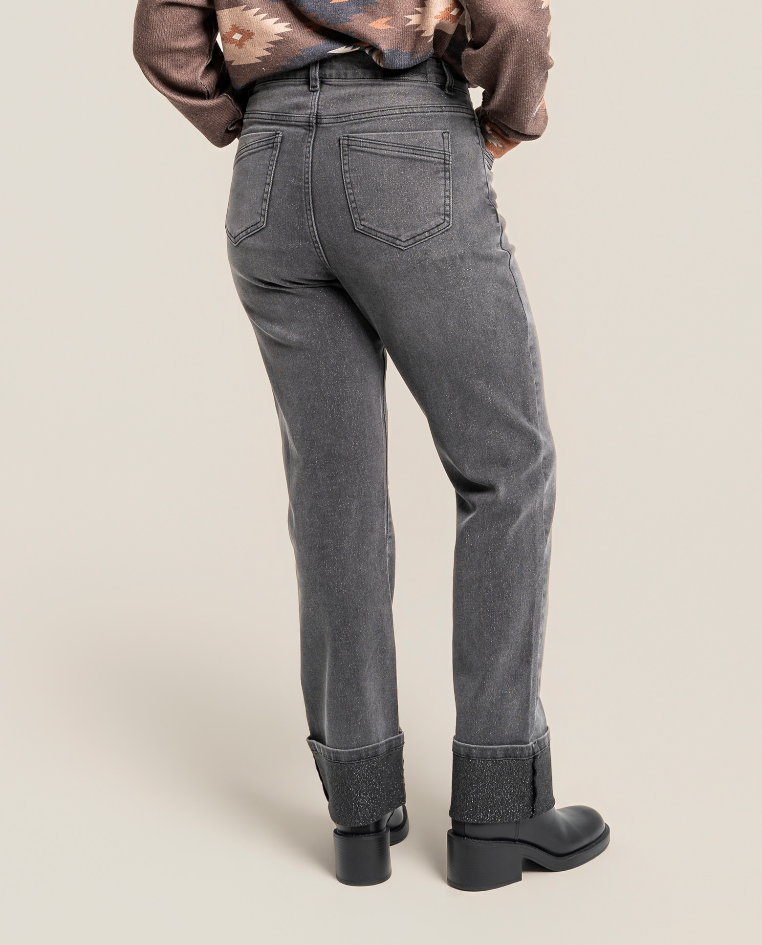 Pantalon vaquero bajo vuelto y detalles en strass - October - Gris Gris-2