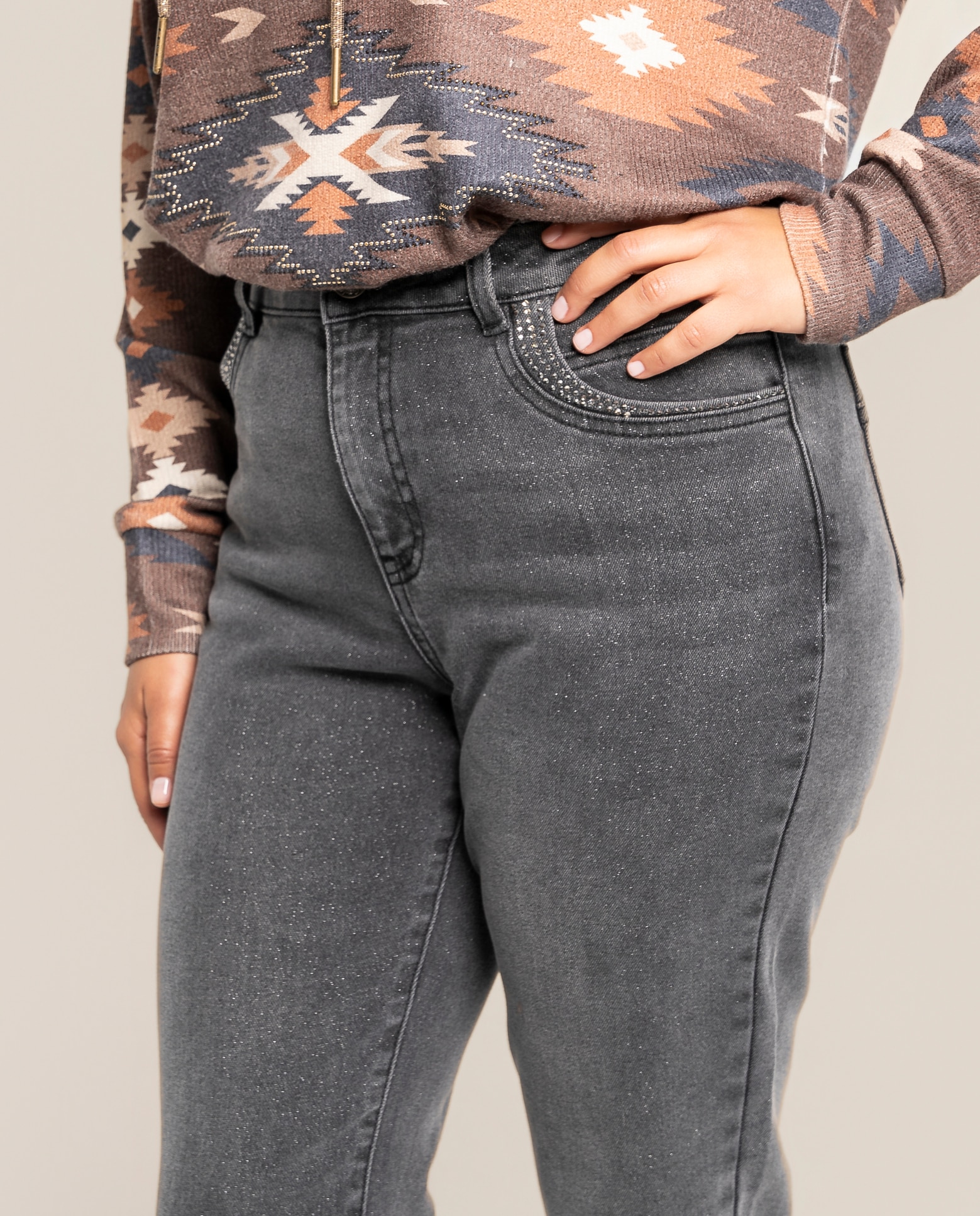 Pantalon vaquero bajo vuelto y detalles en strass - October - Gris Gris-3