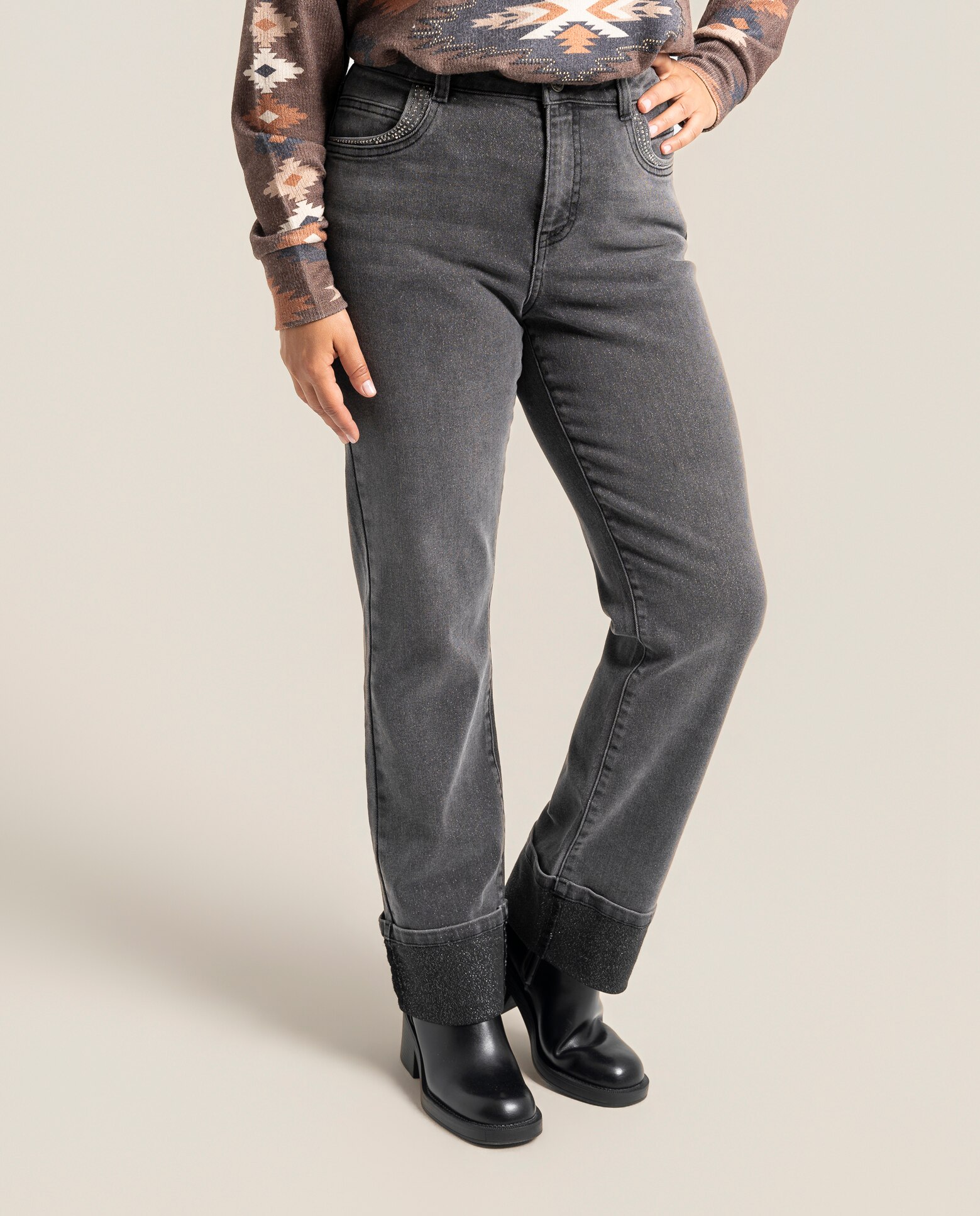 Pantalon vaquero bajo vuelto y detalles en strass - October - Gris Gris-4