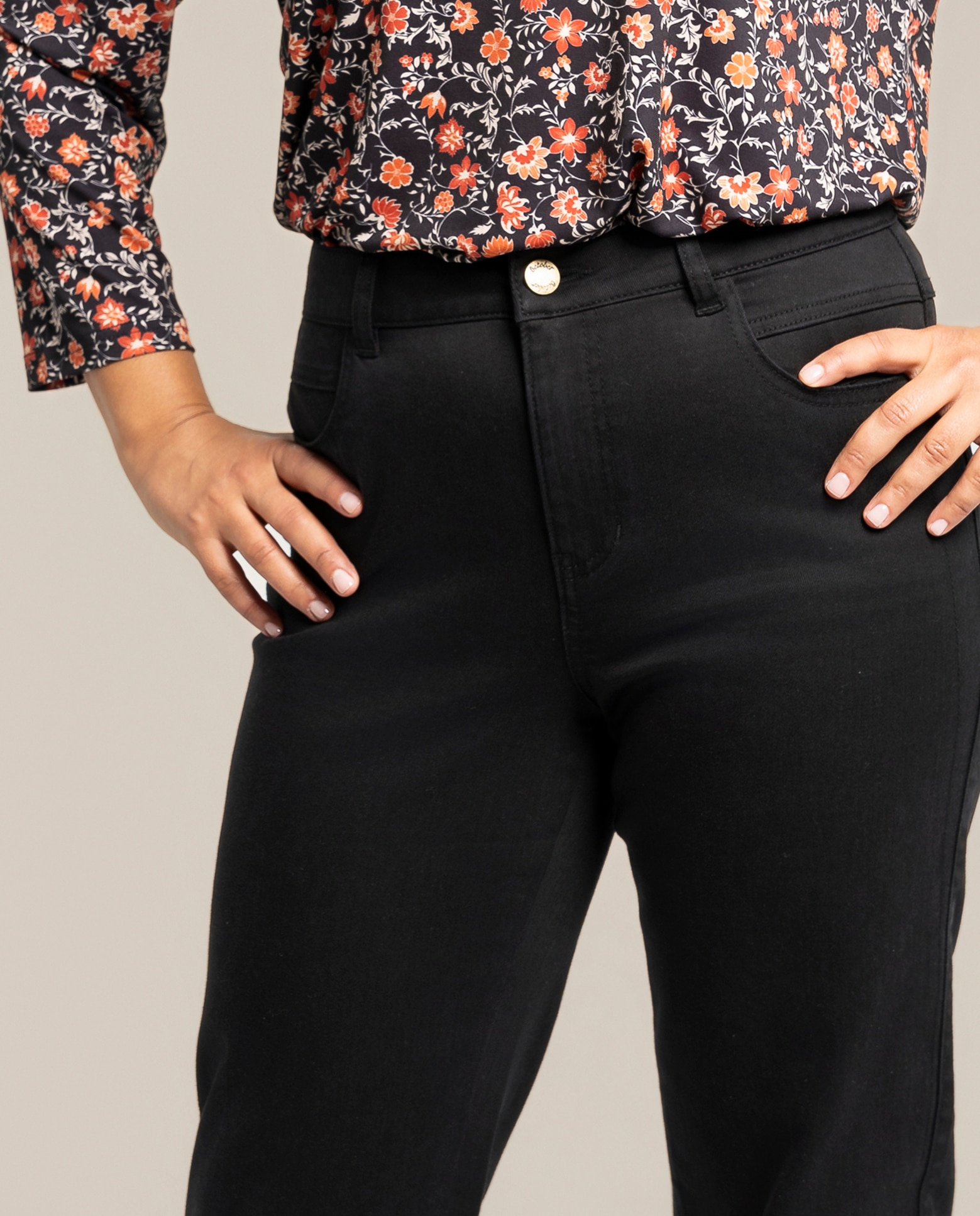 Pantalón con cuatro bolsillos y costura decorativa en lateral - October - Negro Negro-3