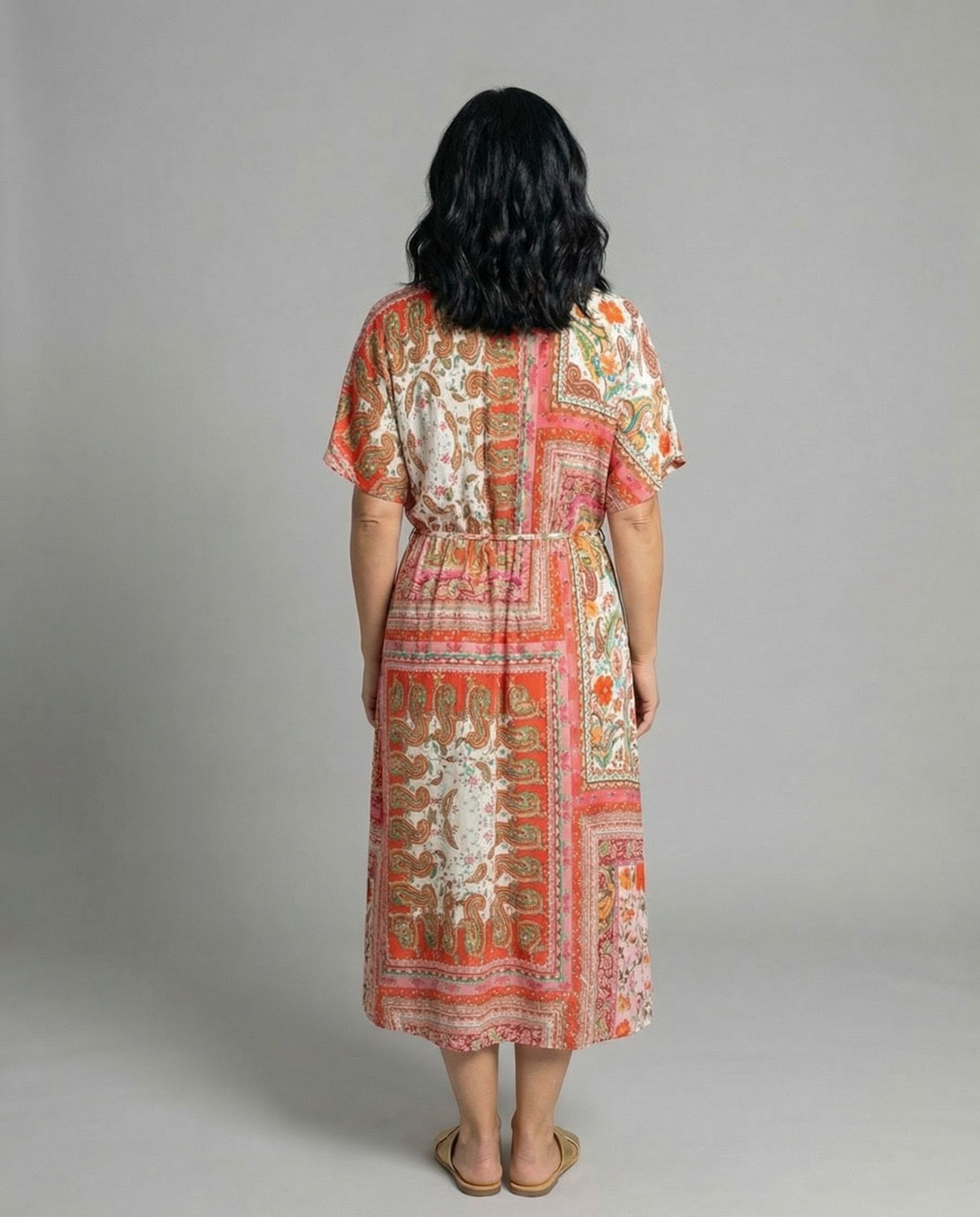 Imagen 2 de Vestido estampado largo midi con cuello de pico. manga corta con hombro caido y cintura elastca. - October - Multicolor Multicolor