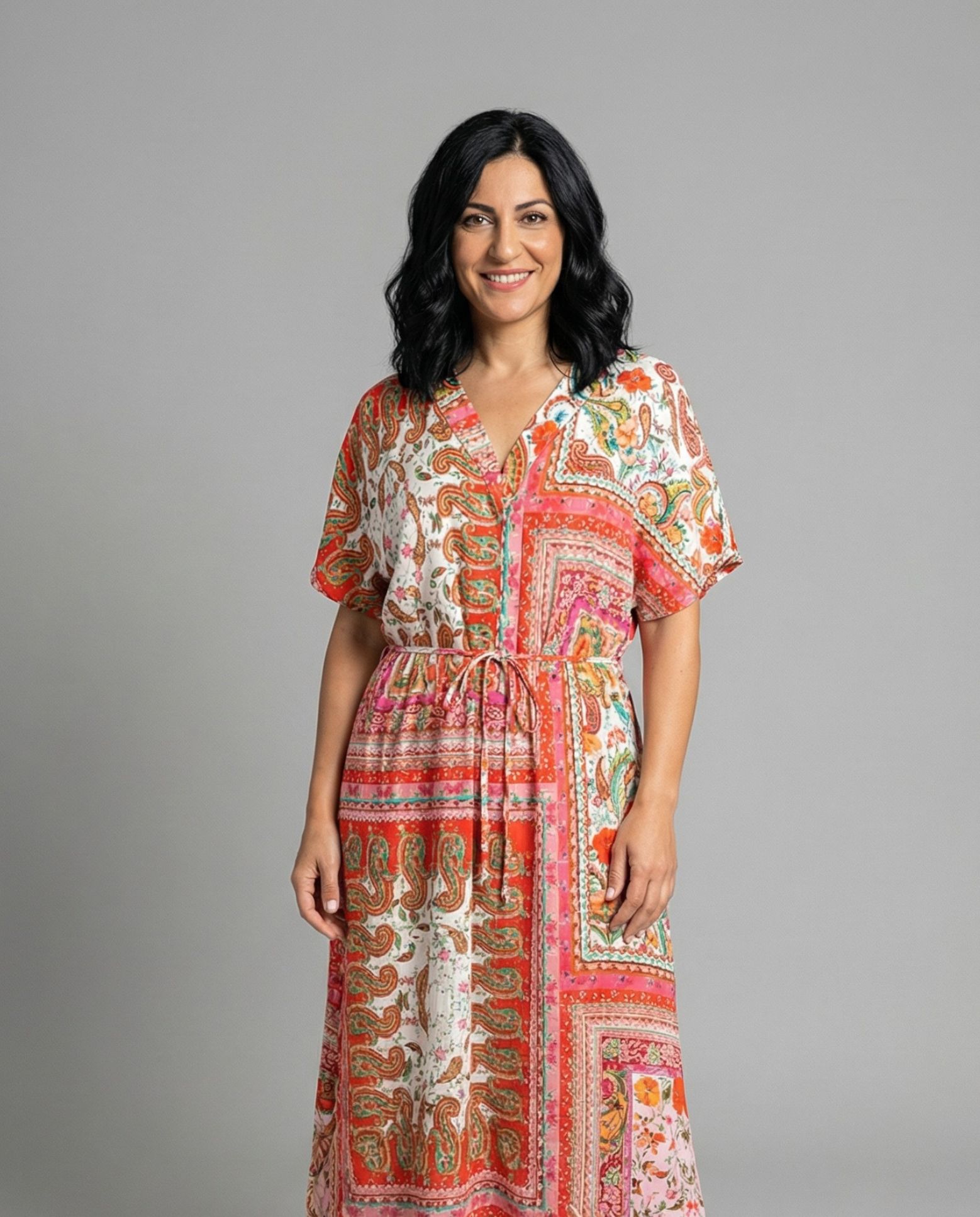 Imagen 4 de Vestido estampado largo midi con cuello de pico. manga corta con hombro caido y cintura elastca. - October - Multicolor Multicolor