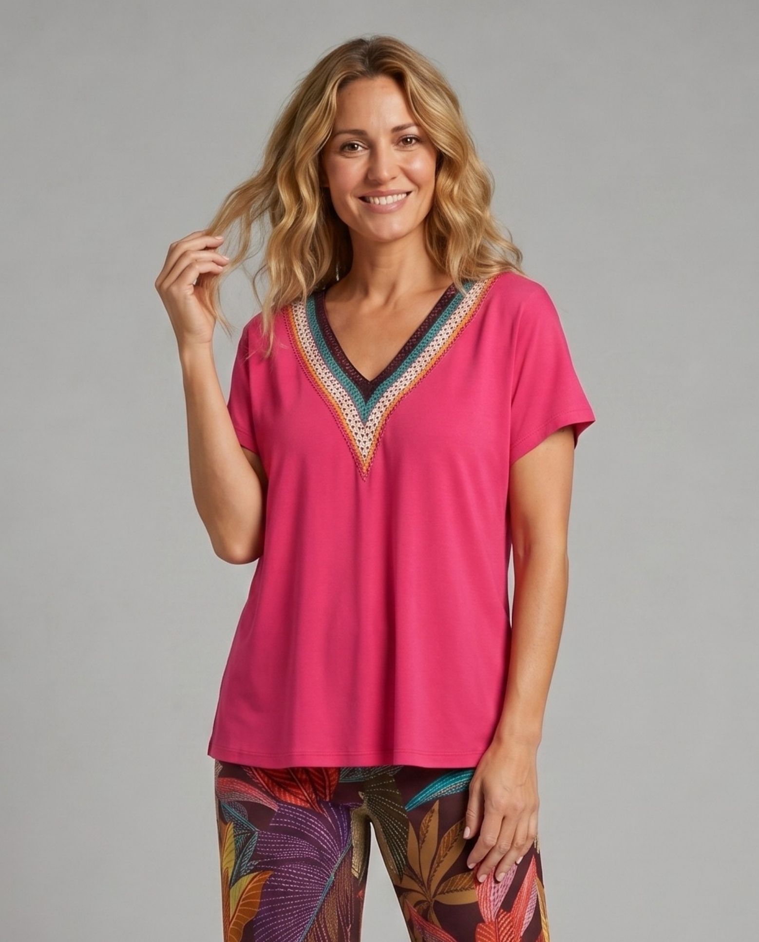 October - Camiseta con pechera escote de pico.