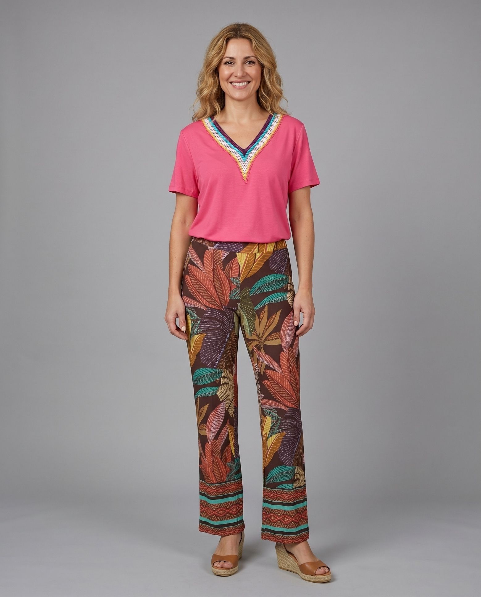 October - Pantalon estampado tropical.