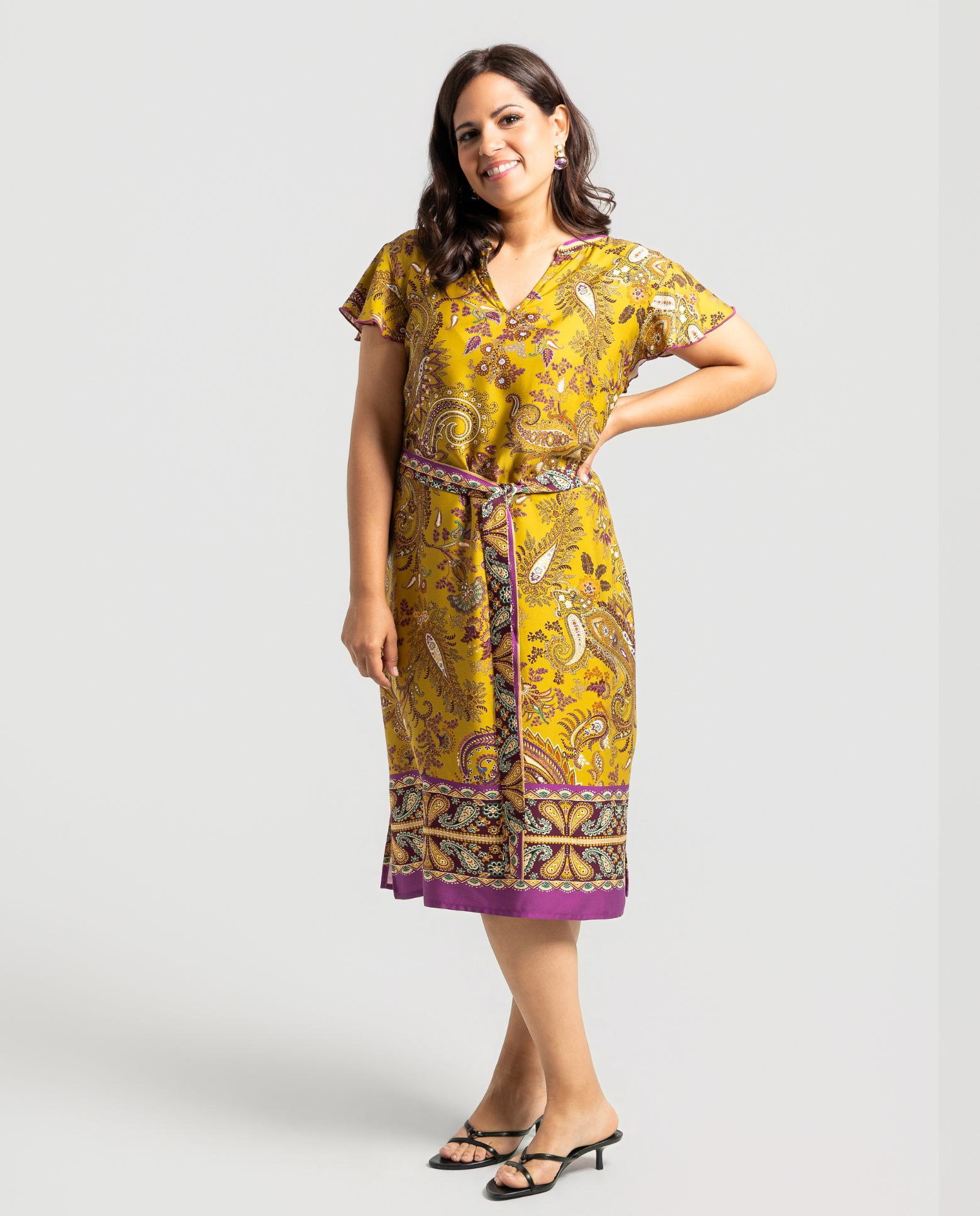 October - Vestido estampado fluido con cuello mao.
