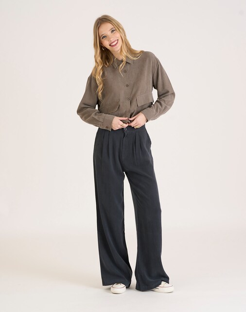 Imagen 0 de Pantalón ancho de mujer con pinzas de tiro medio