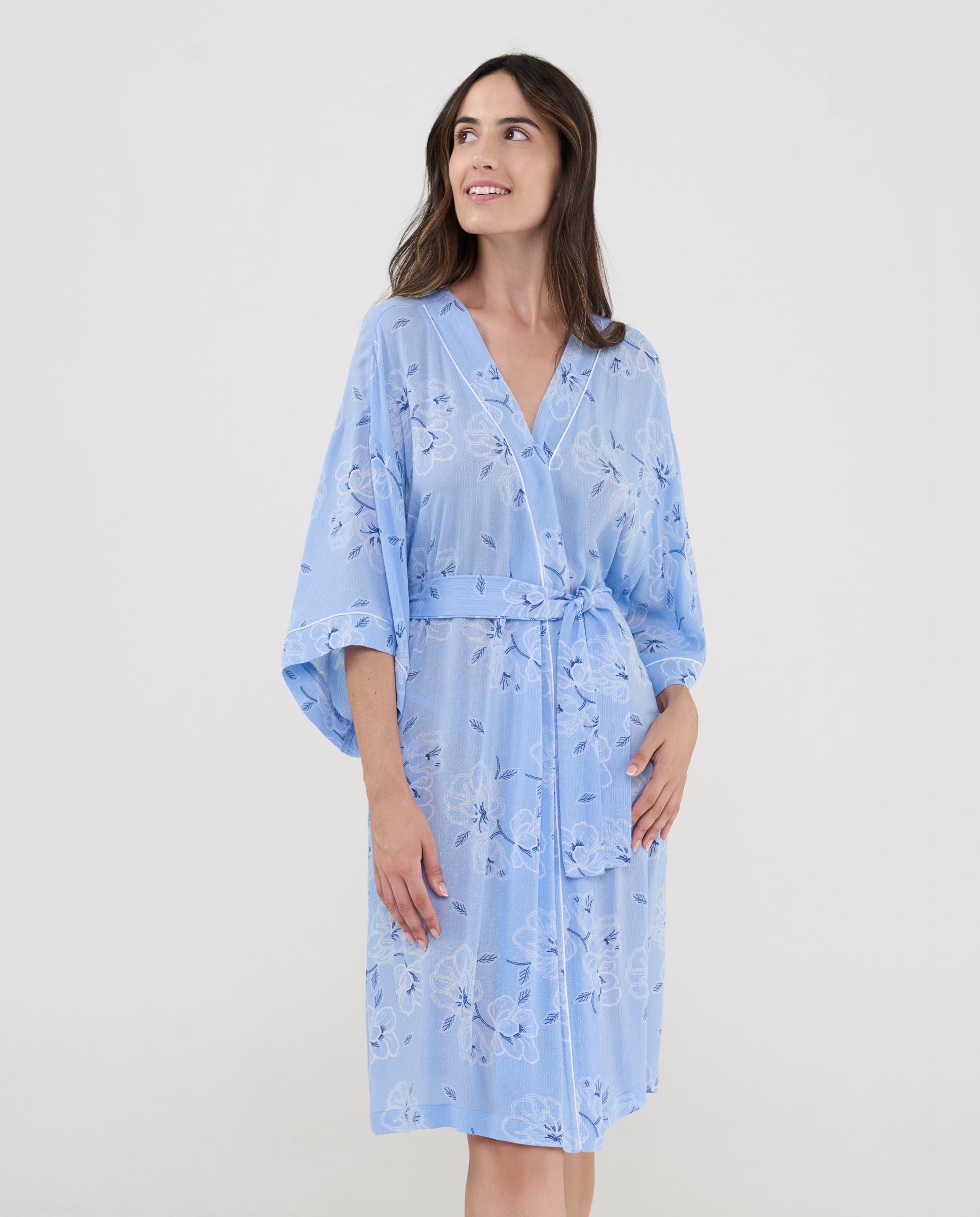 Bata de mujer corta celeste con estampado flores