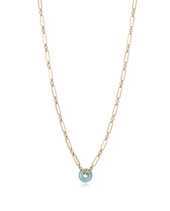 Un Fondo Transparente Resalta Un Collar Dorado Con Un Colgante De