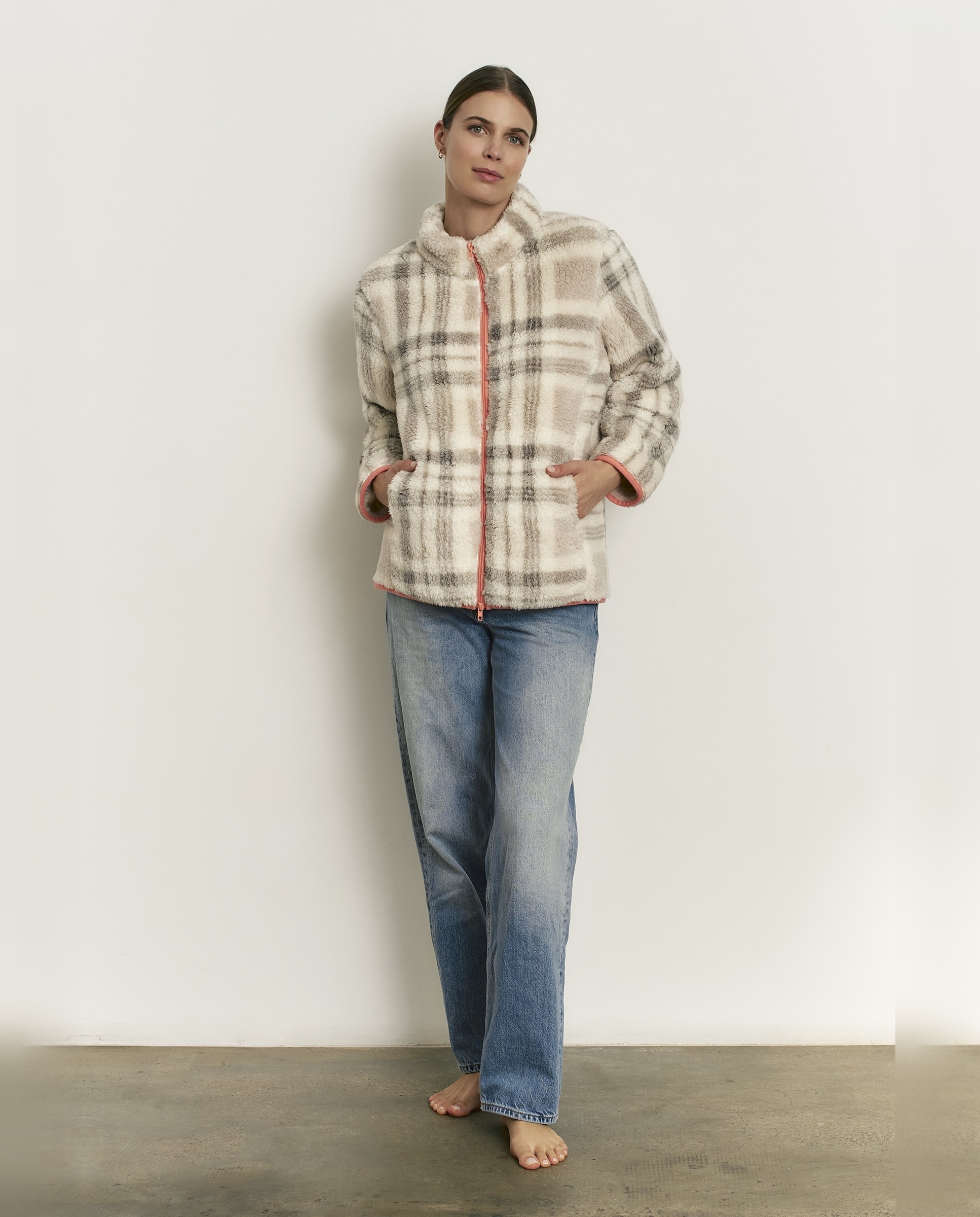 Imagen 0 de Bata de mujer con estampado y bolsillos Gris