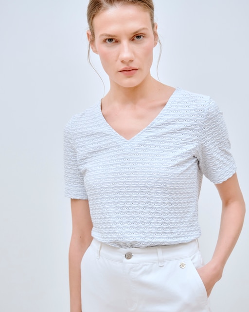 Imagen 0 de Camiseta de mujer de rayas con escote pico