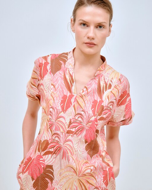 Imagen 0 de Camisa de mujer con cuello panadero y manga corta