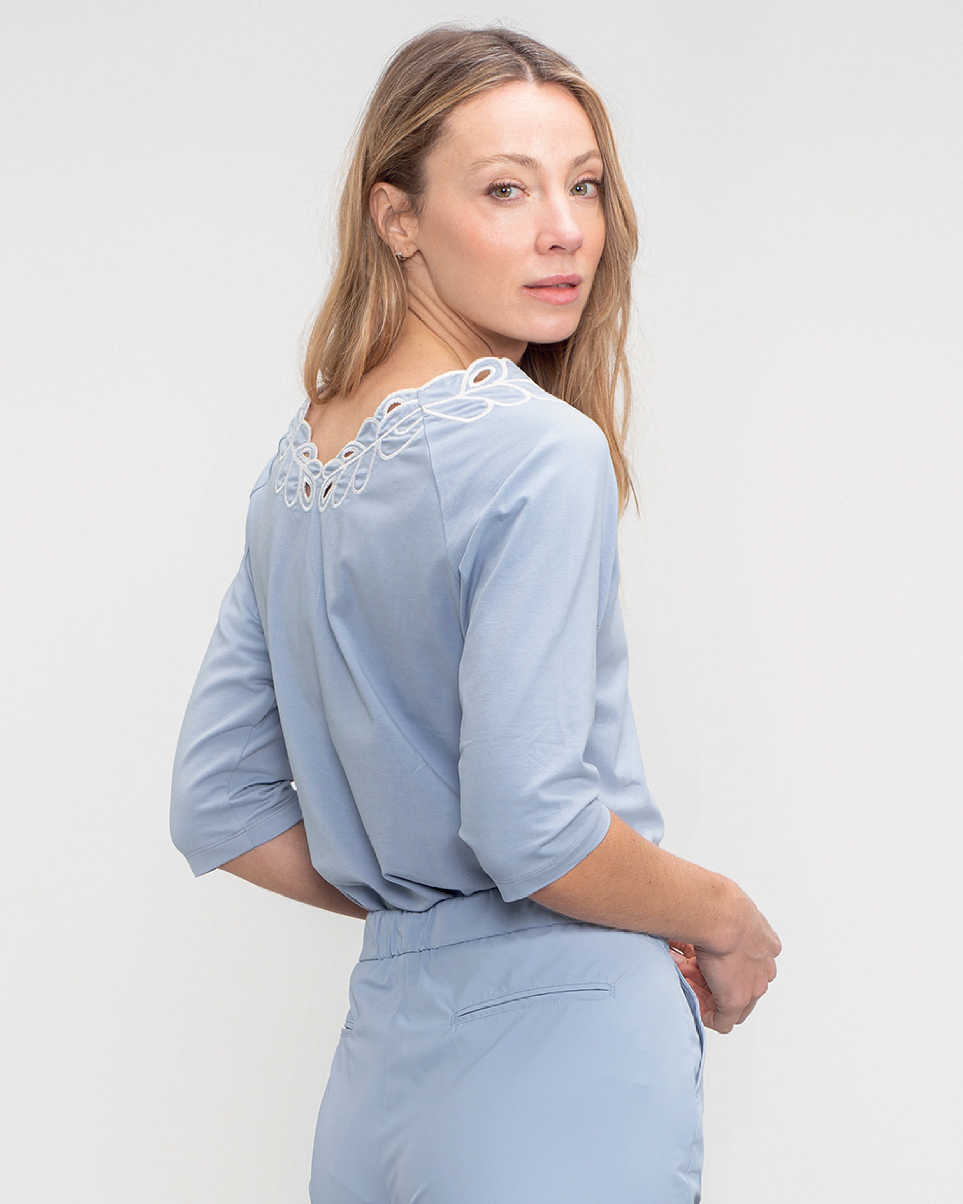 Camiseta de mujer con detalle en cuello pico - Lasserre - Azul celeste Azul celeste-2